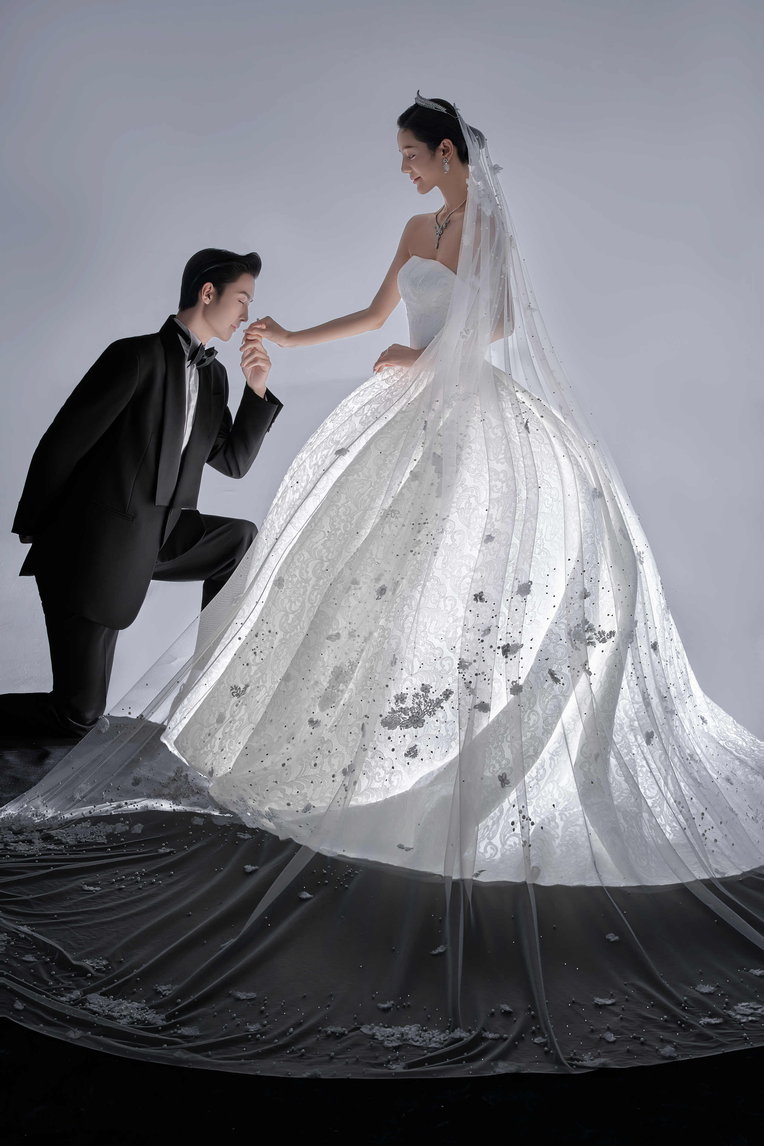 4699套餐送：跟妝+新娘4套+伴娘服+伴郎服 