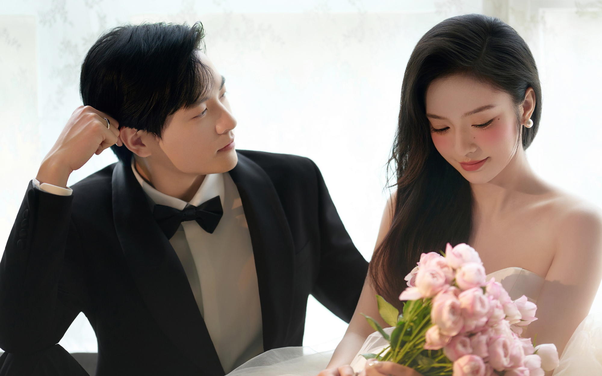 柔光窗景婚纱照✨把法式松弛感焊在镜头里了