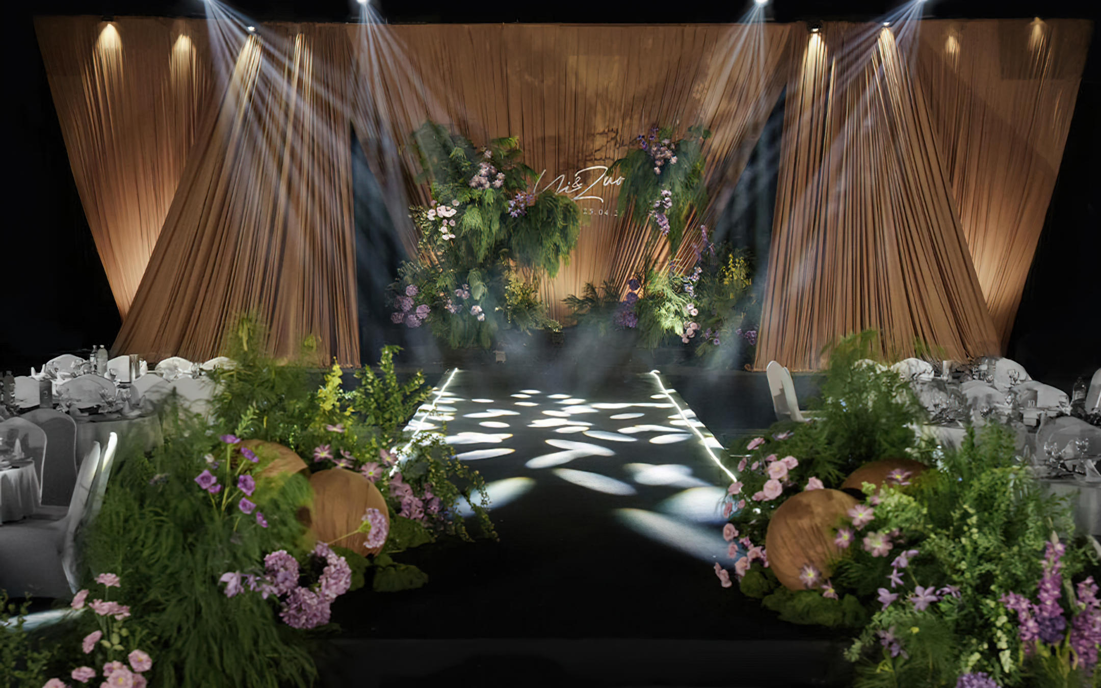 黑金布面蕴藏细腻绿纹，雅致平衡