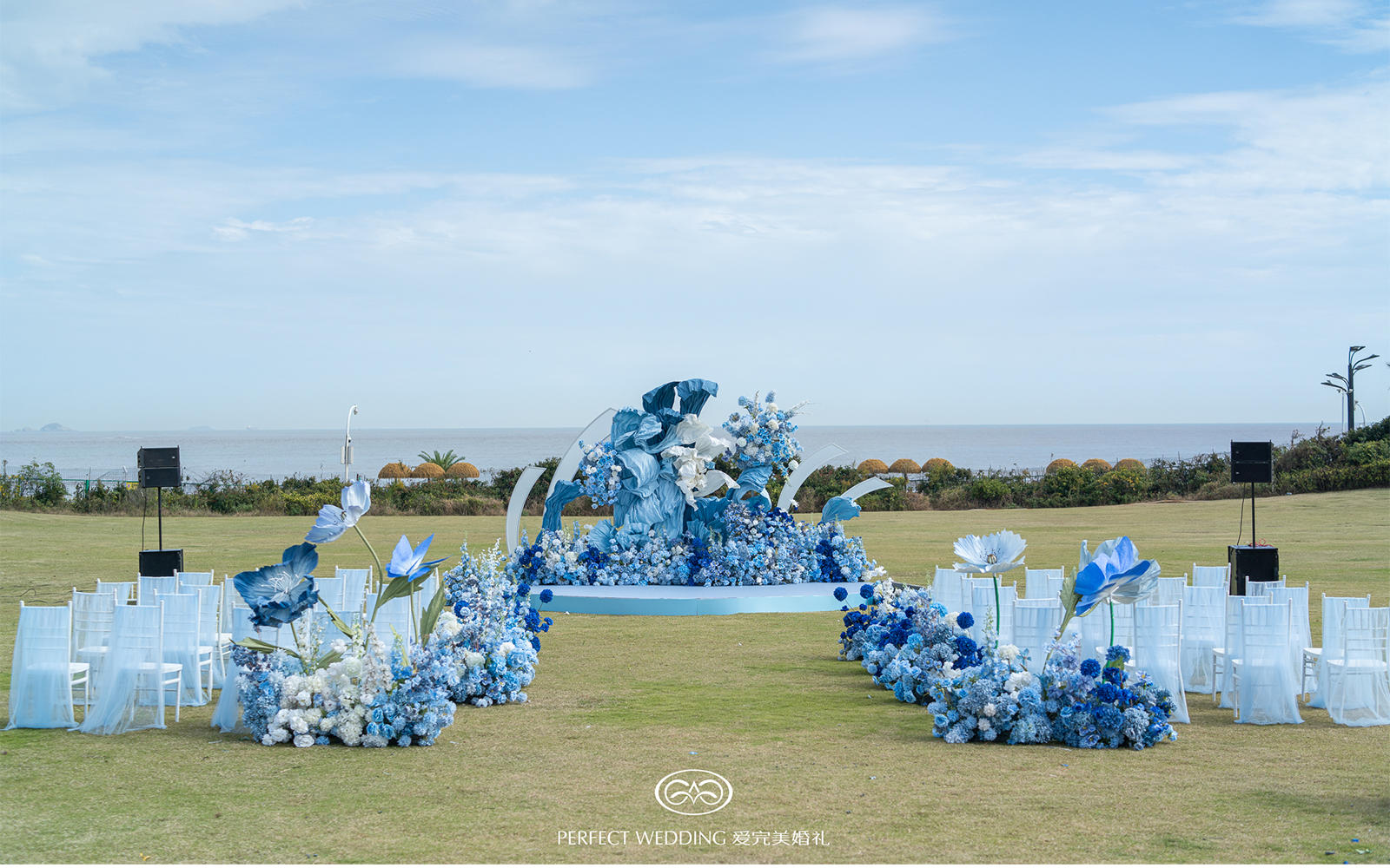 蓝色系户外草坪婚礼