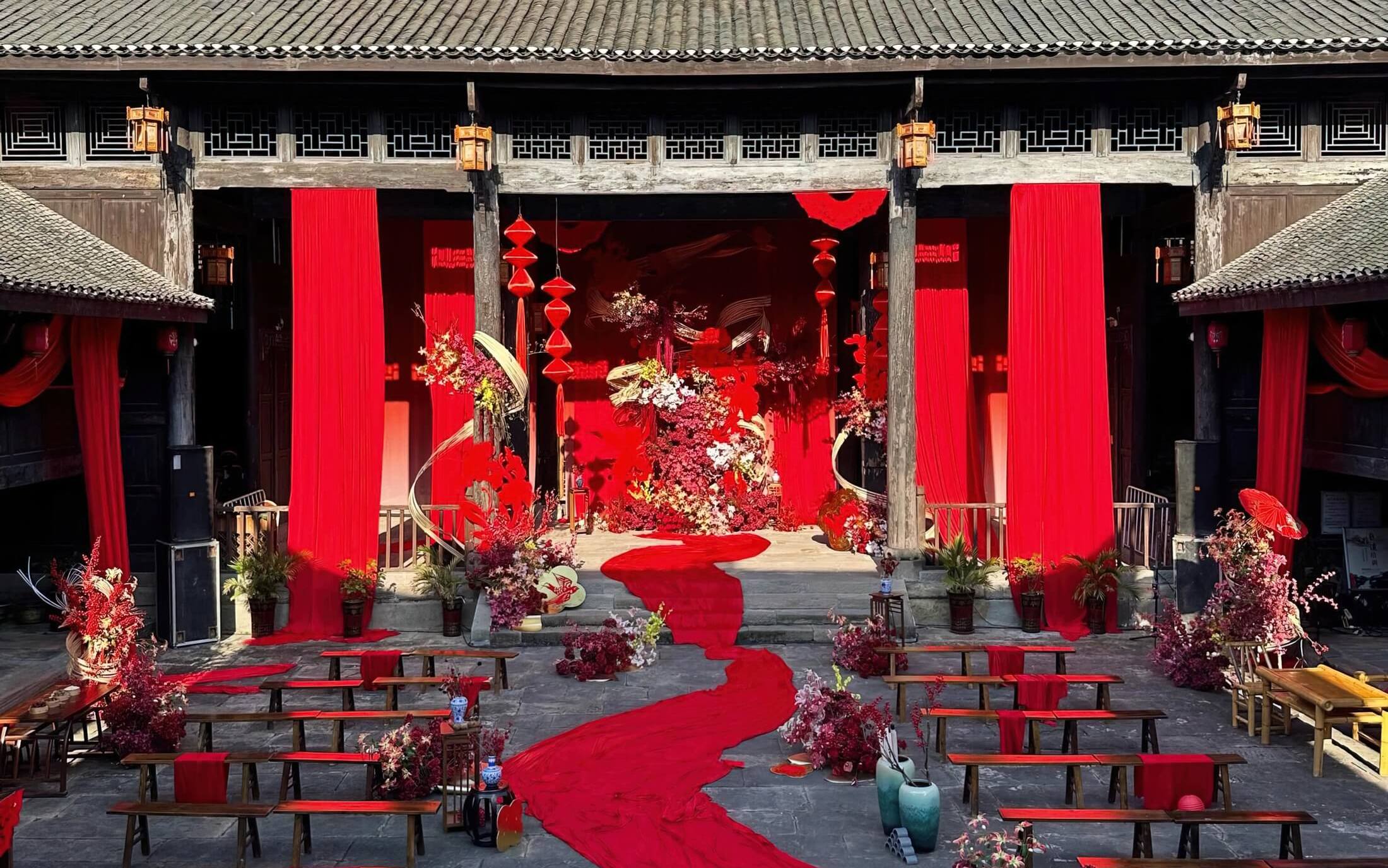紅色布幔庭院婚禮