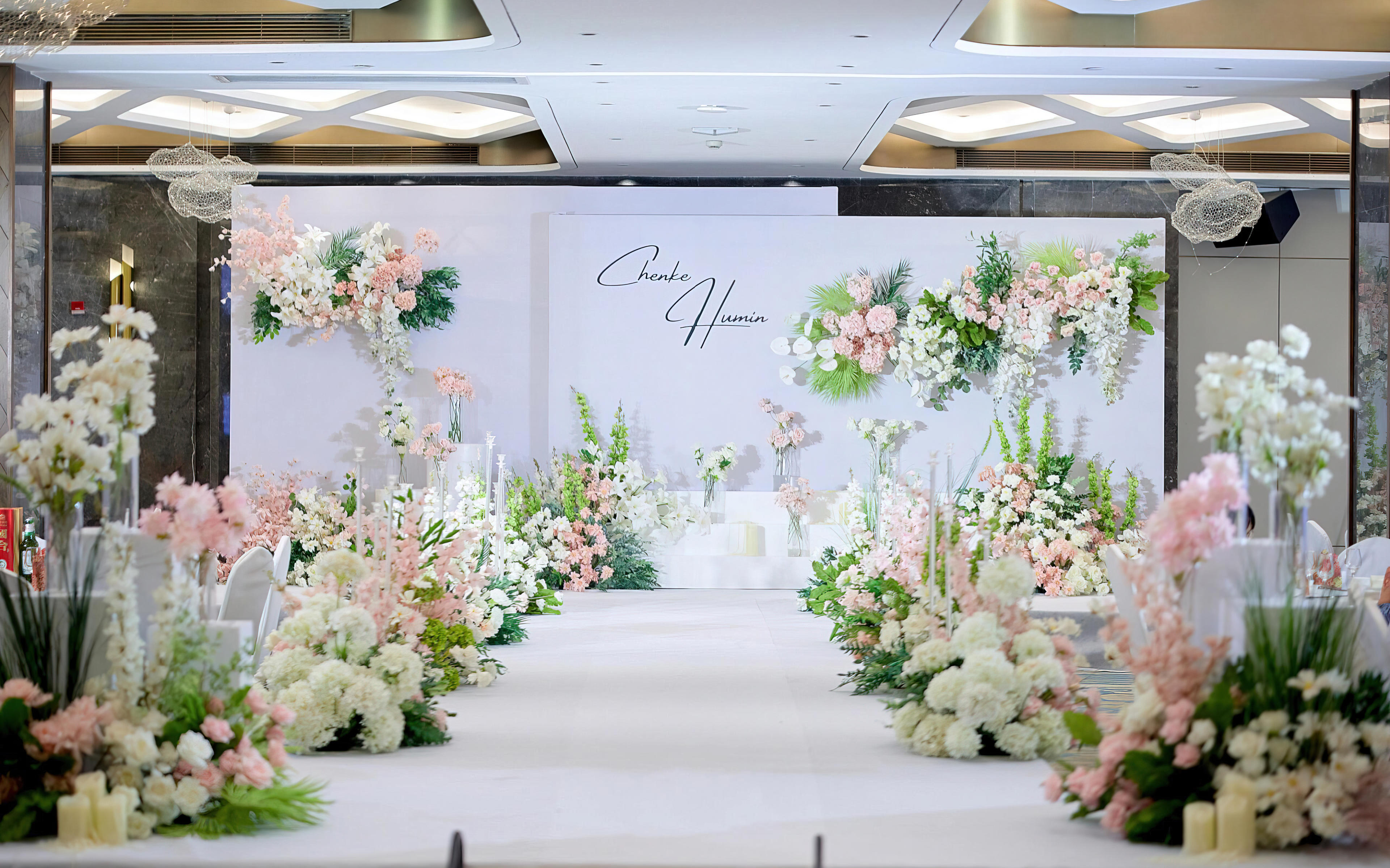 清新白綠色調(diào)的酒店婚禮