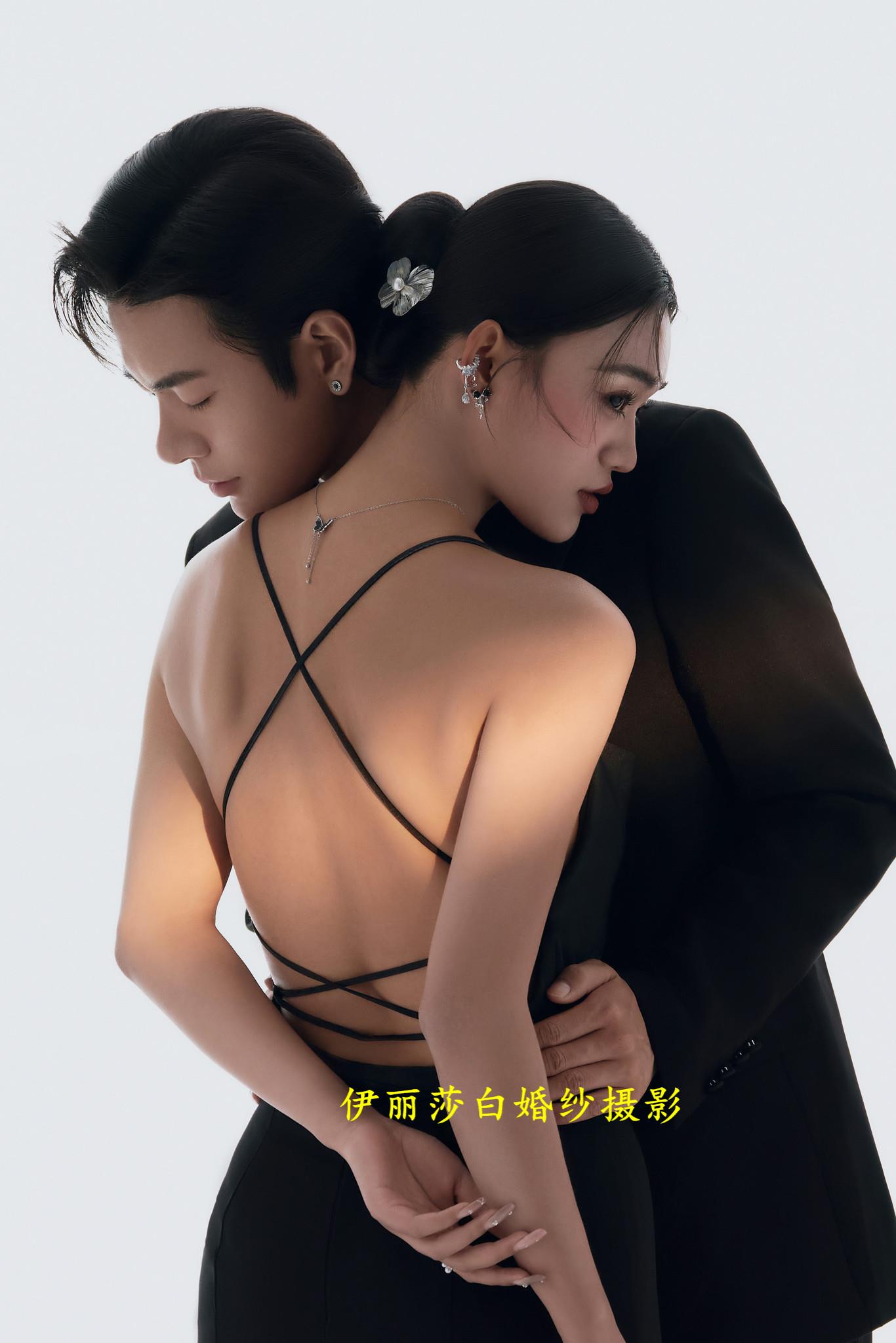 拍婚纱照3888套餐有跟妆+秀和+礼服 