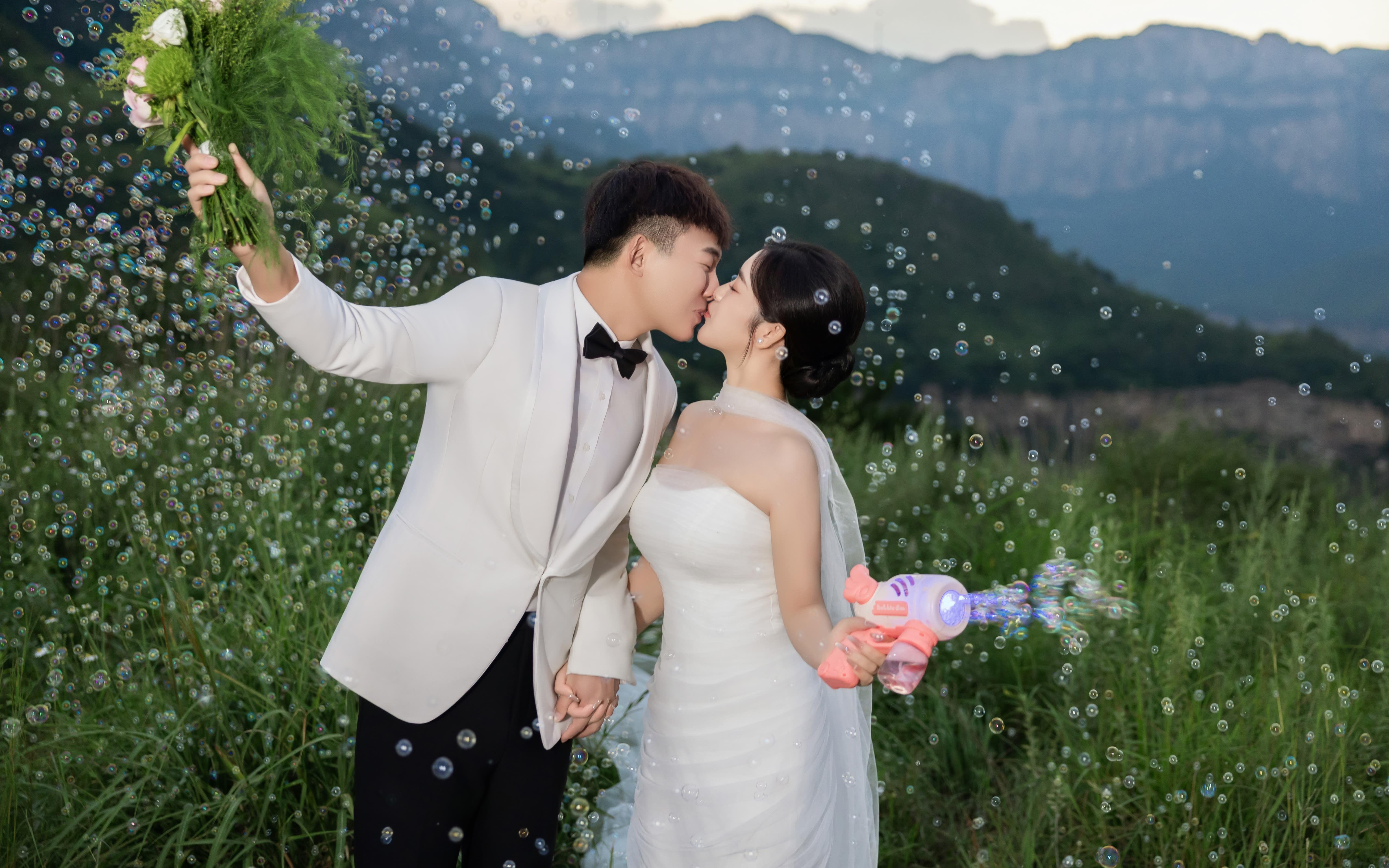 纯客片丨把山顶夜景婚纱照拍成浪漫电影