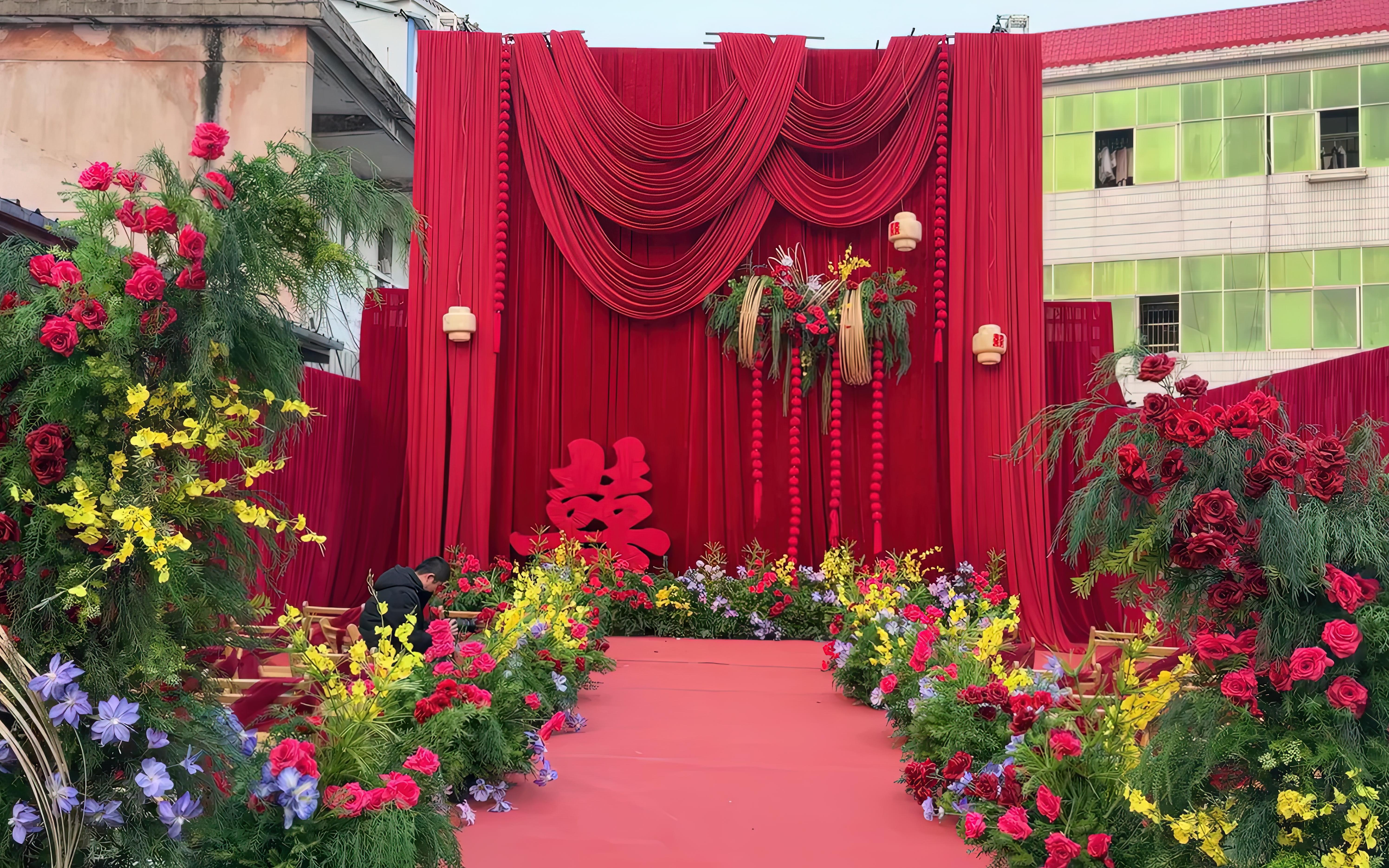 紅綢縈繞，喜慶盈門