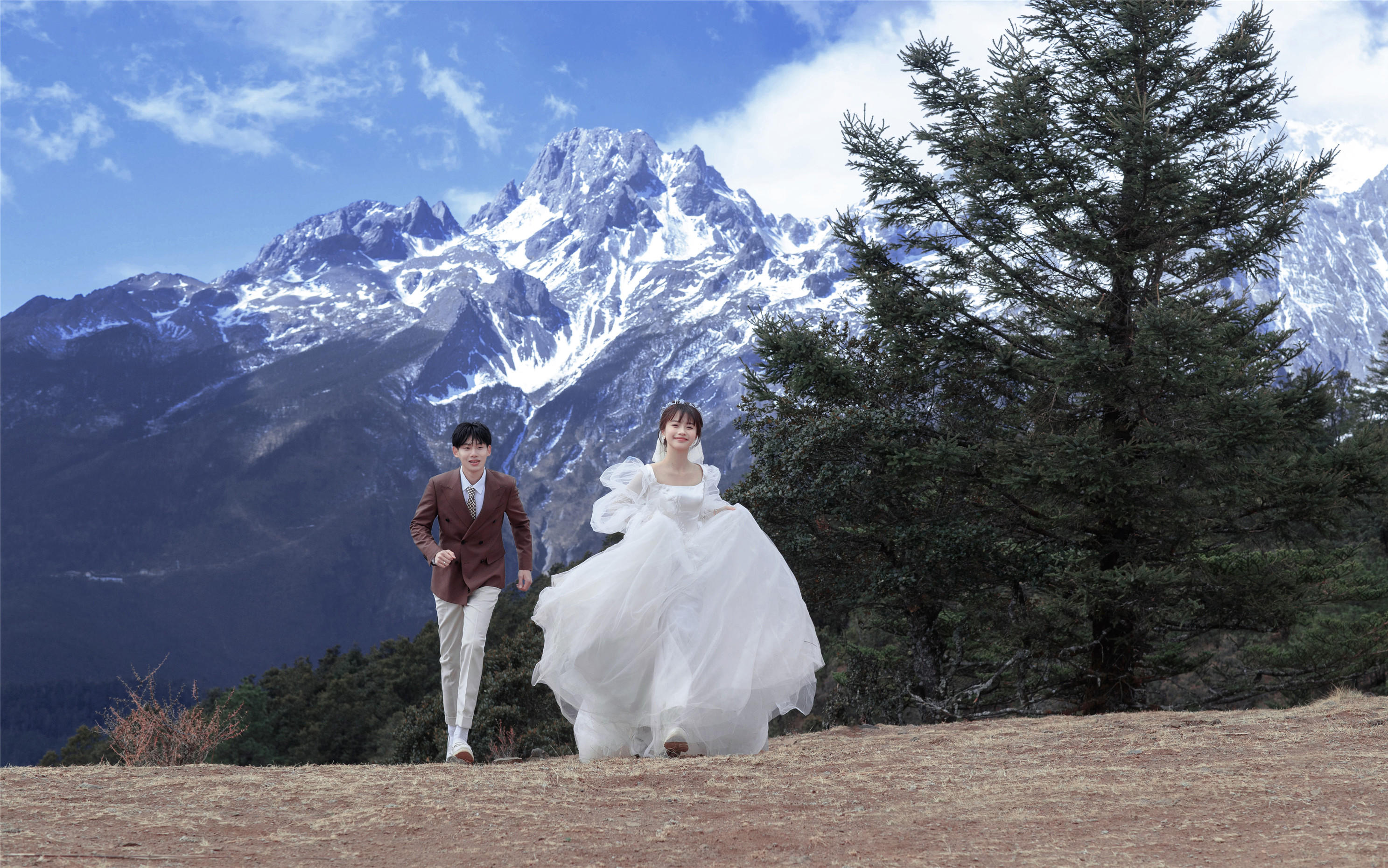 丽江大理三亚旅拍婚纱照预定中