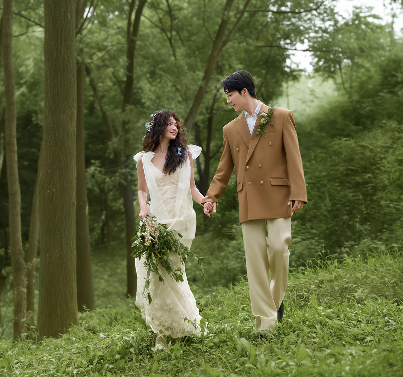 “花里胡哨”🧚‍♂️拍了一套活力森系婚纱照