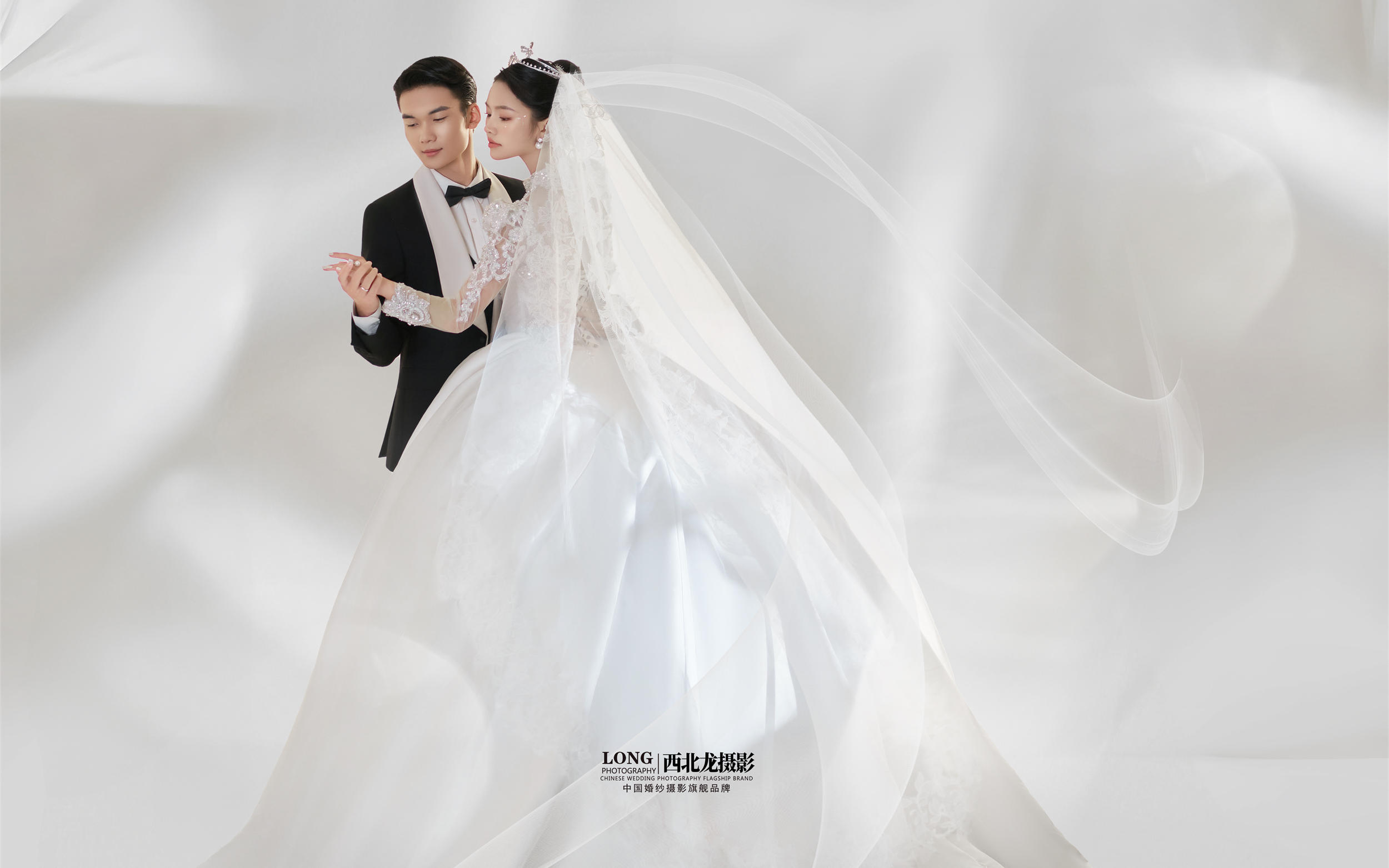 谁懂啊✨被这组缎面婚纱戳中了心巴