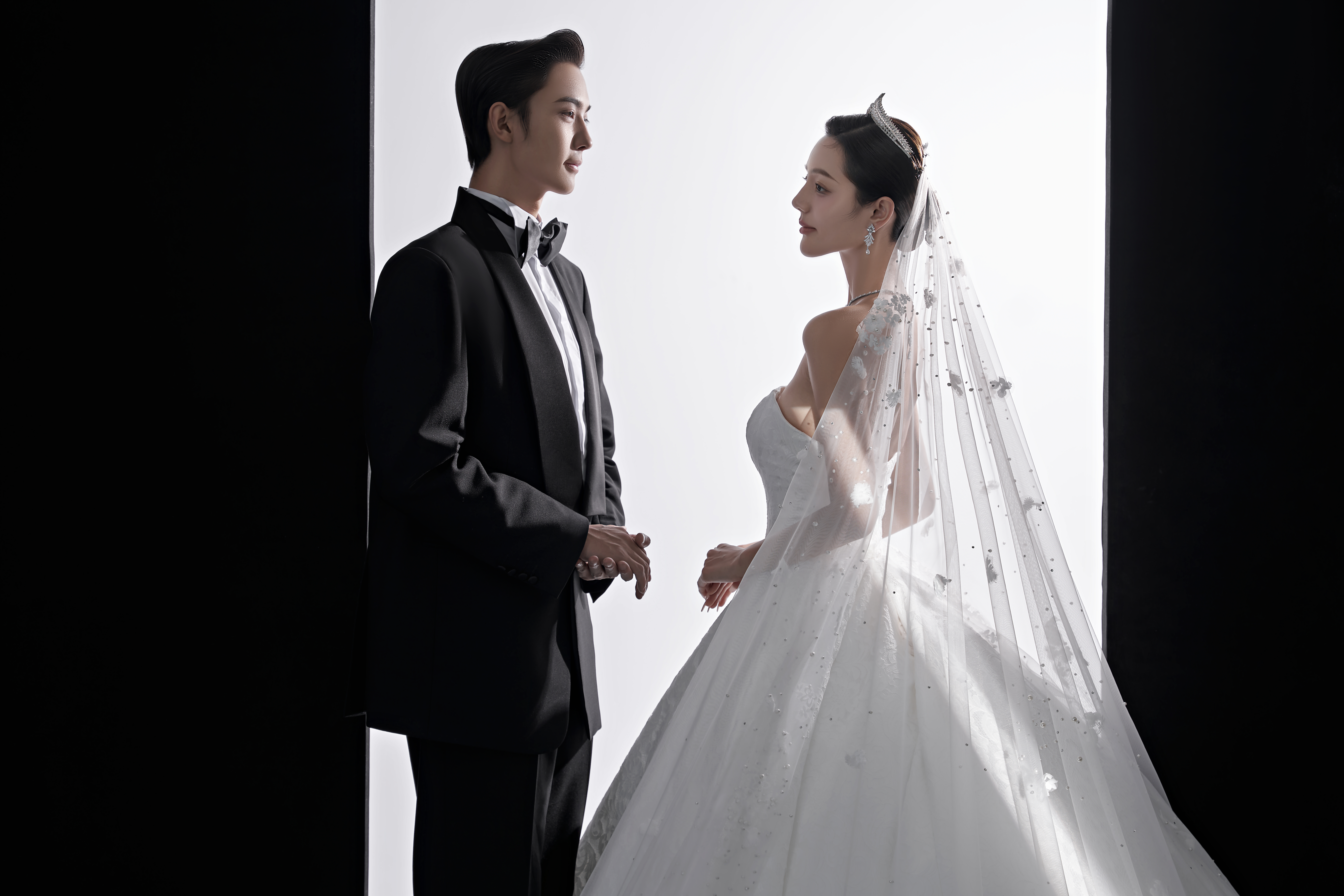 4699套餐送：跟妝+新娘4套+伴娘服+伴郎服 