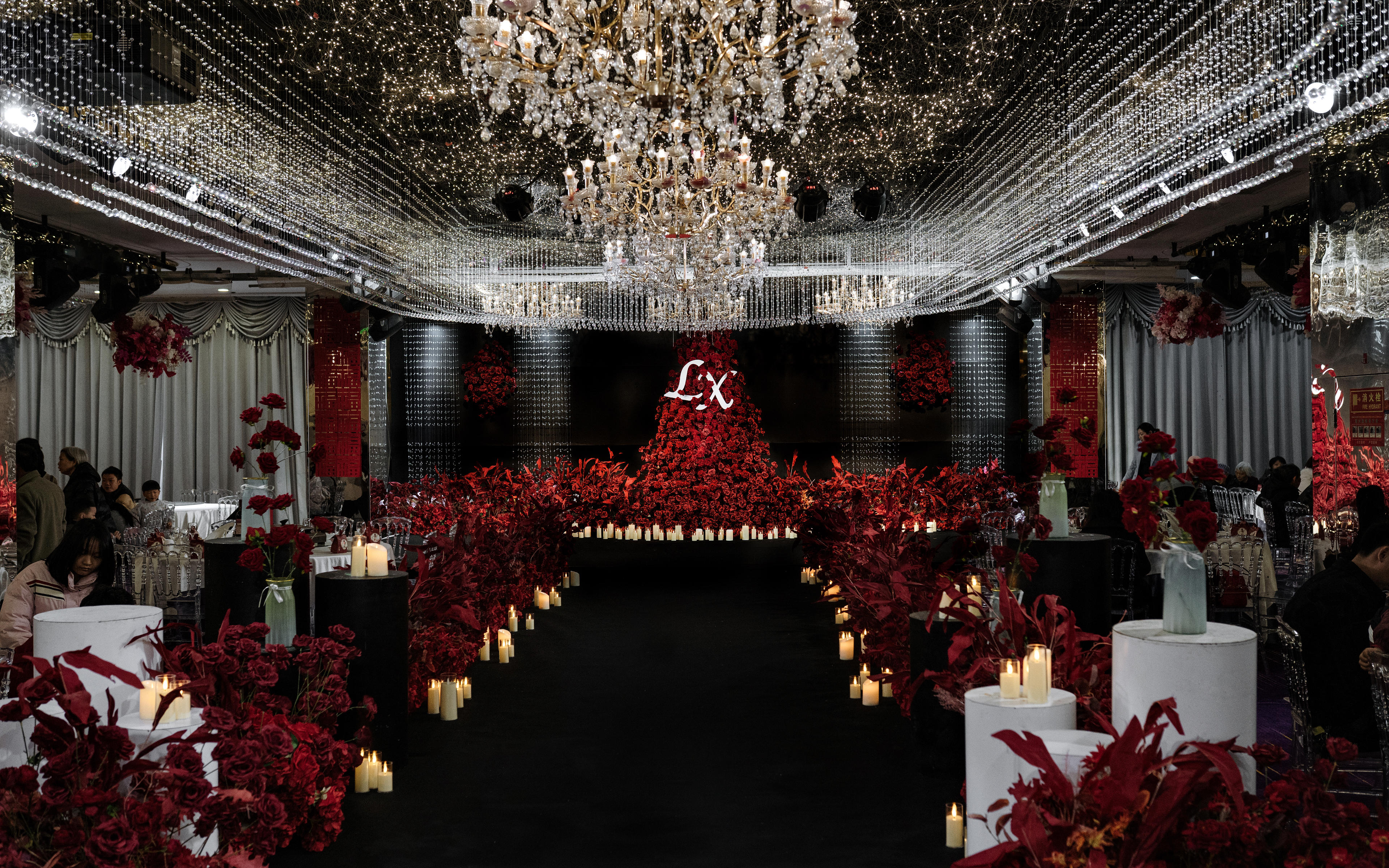 红色瀑布花水晶婚礼