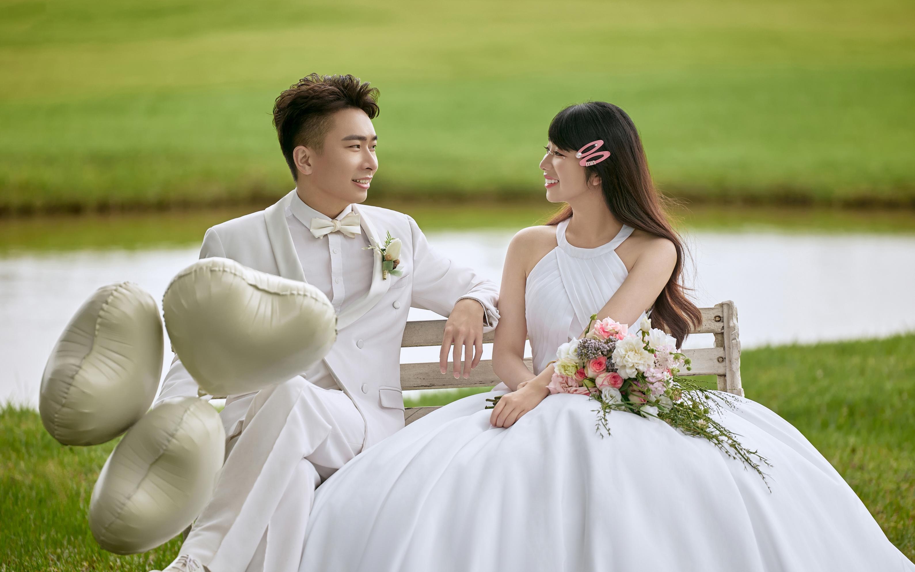 春夏必拍的草坪森系婚纱照