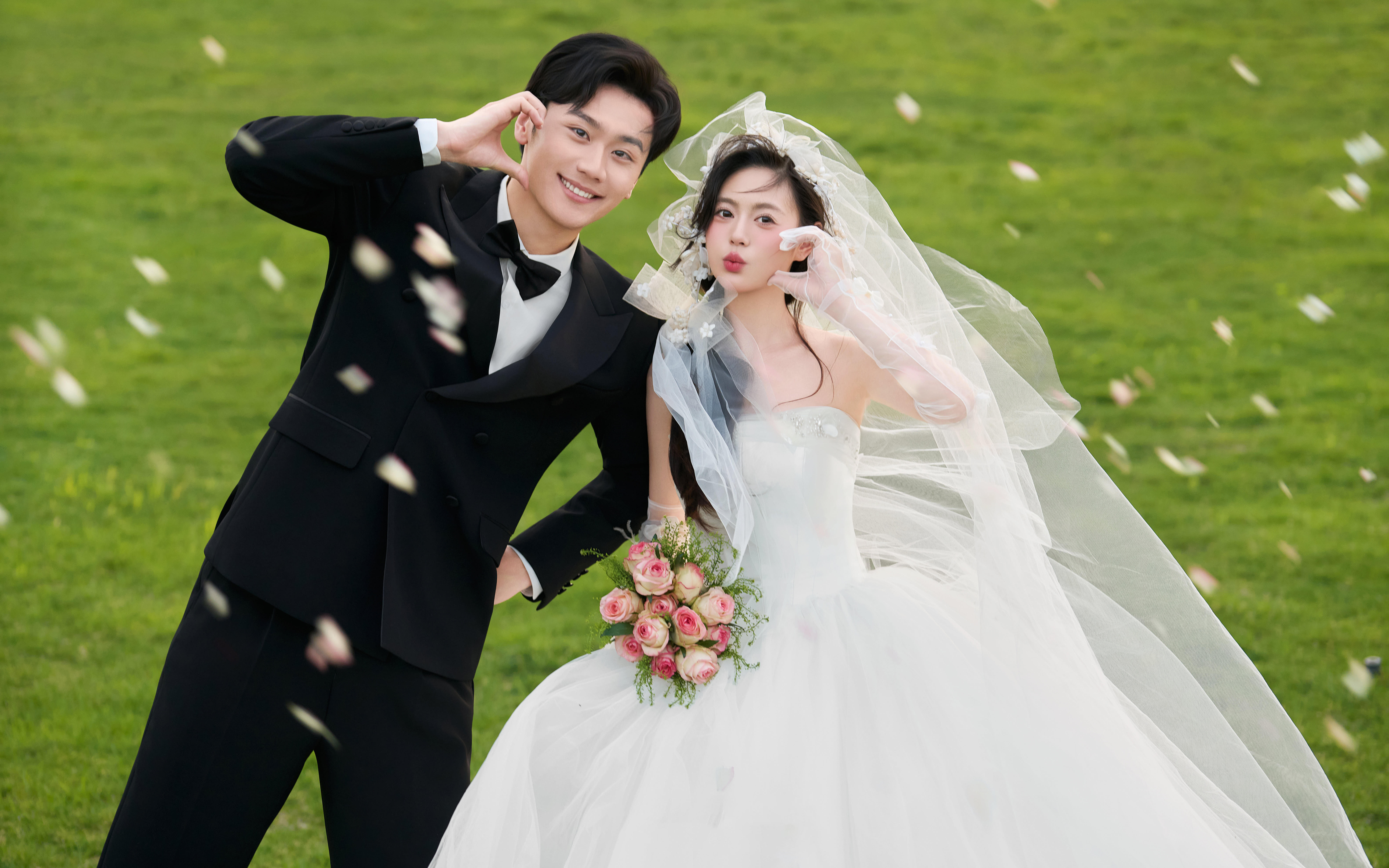 草坪婚紗照太浪漫了叭??每一張都美到心坎