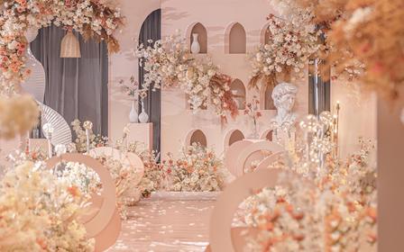高级感的香槟色弧形层色婚礼•彩色花艺布景