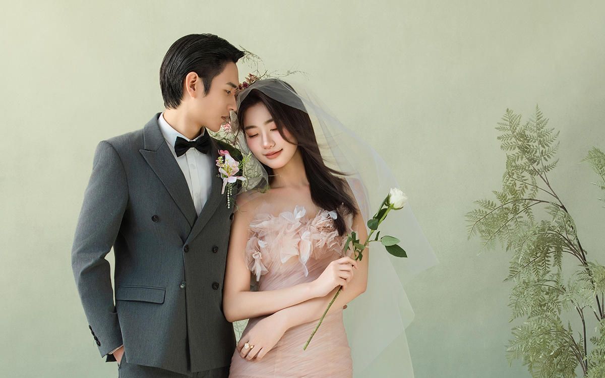 室內(nèi)粉紗油畫婚紗照?少女感高級(jí)感并存