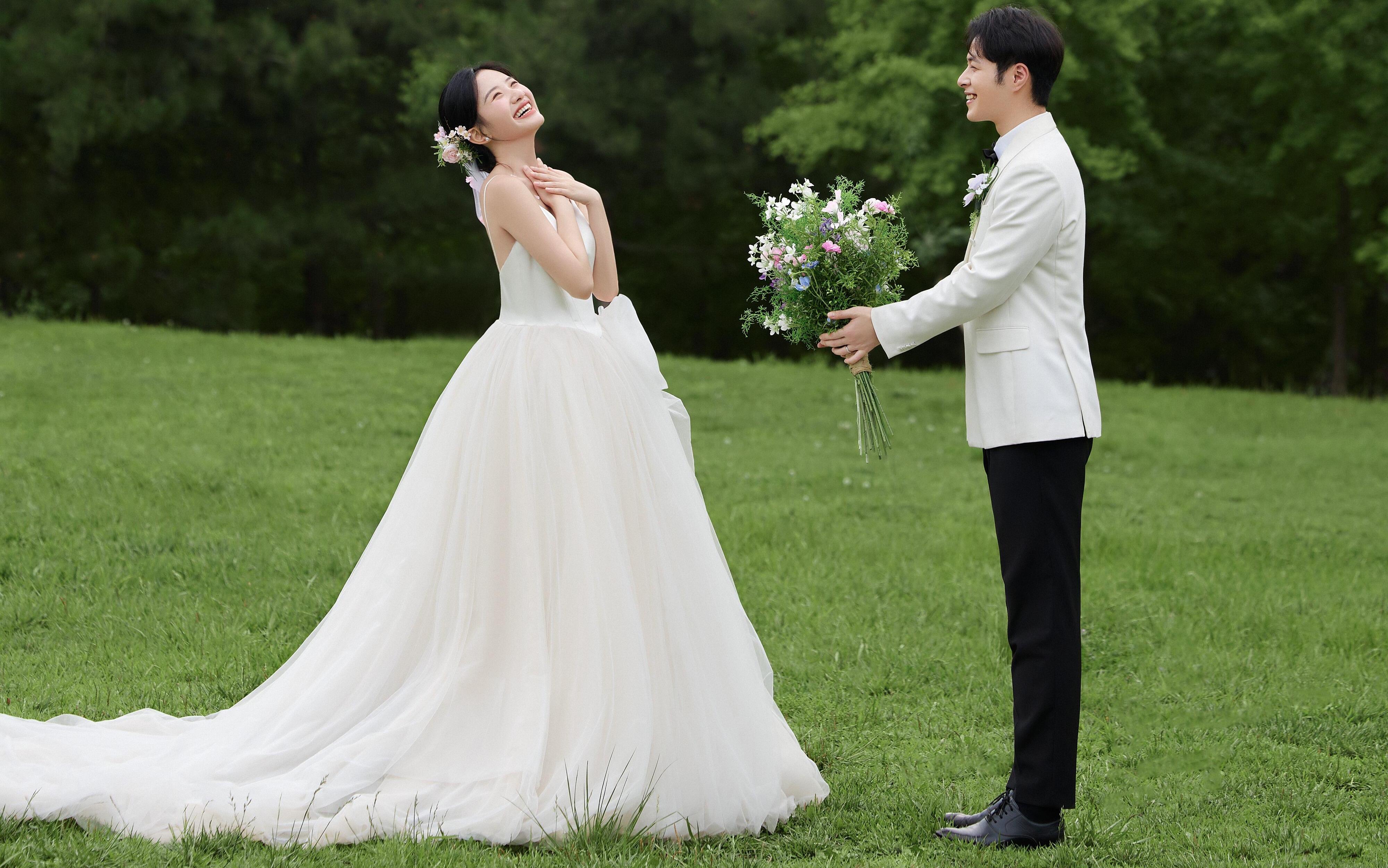 心动yi万次的草坪甜美婚纱照