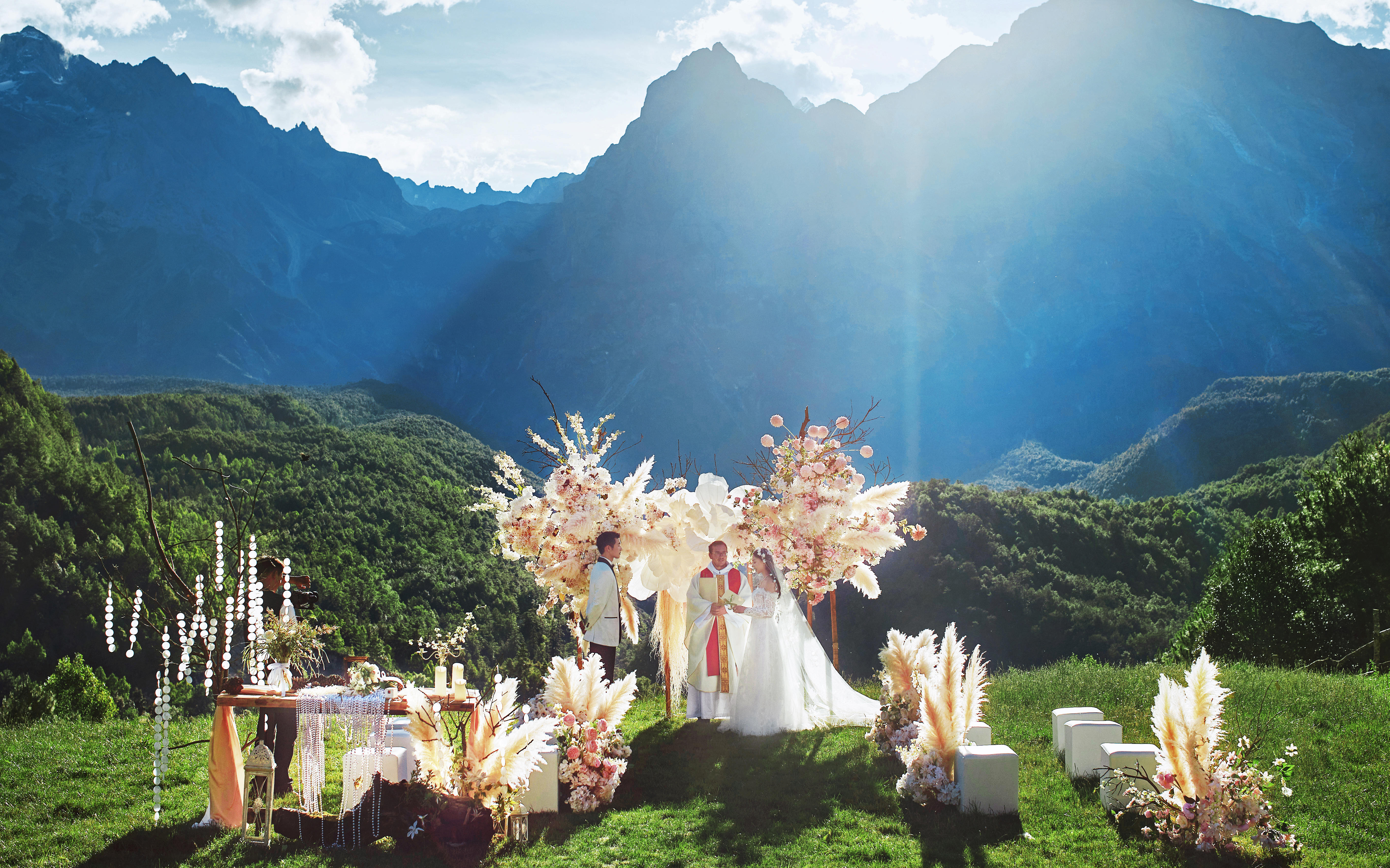 圣光下的雪山婚礼美极啦🏔️丽江雪山婚礼快冲‼️