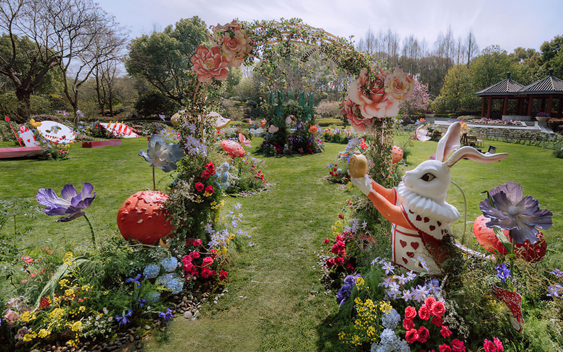 綠茵如毯，兔躍其間，蘑菇點綴，蝶結(jié)輕舞