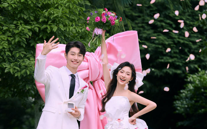 一整個(gè)被拿捏??草坪粉紗婚紗照甜度拉滿