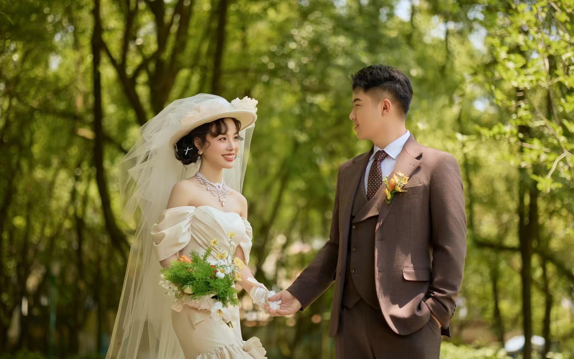 掉進(jìn)油畫里的法式森系婚紗照
