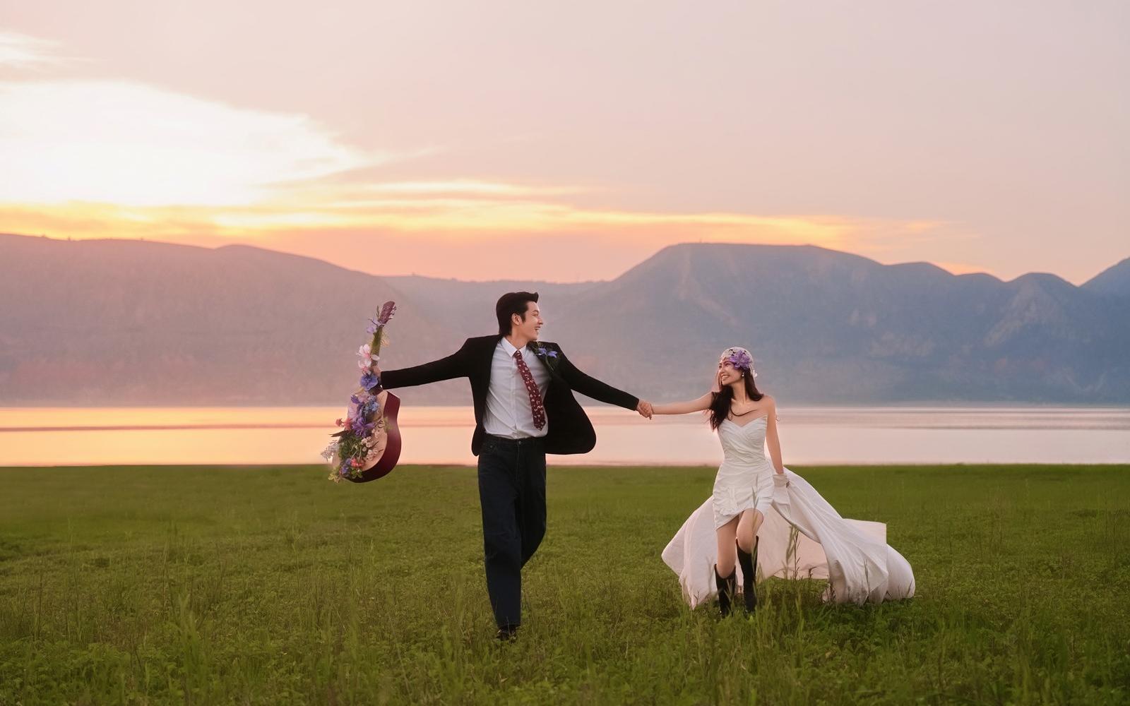 救命??這組草坪生命力婚紗照也太會(huì)拍了吧