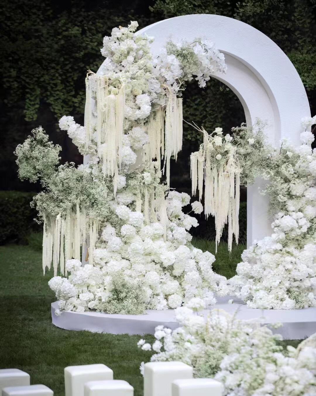 白綠色草坪婚禮