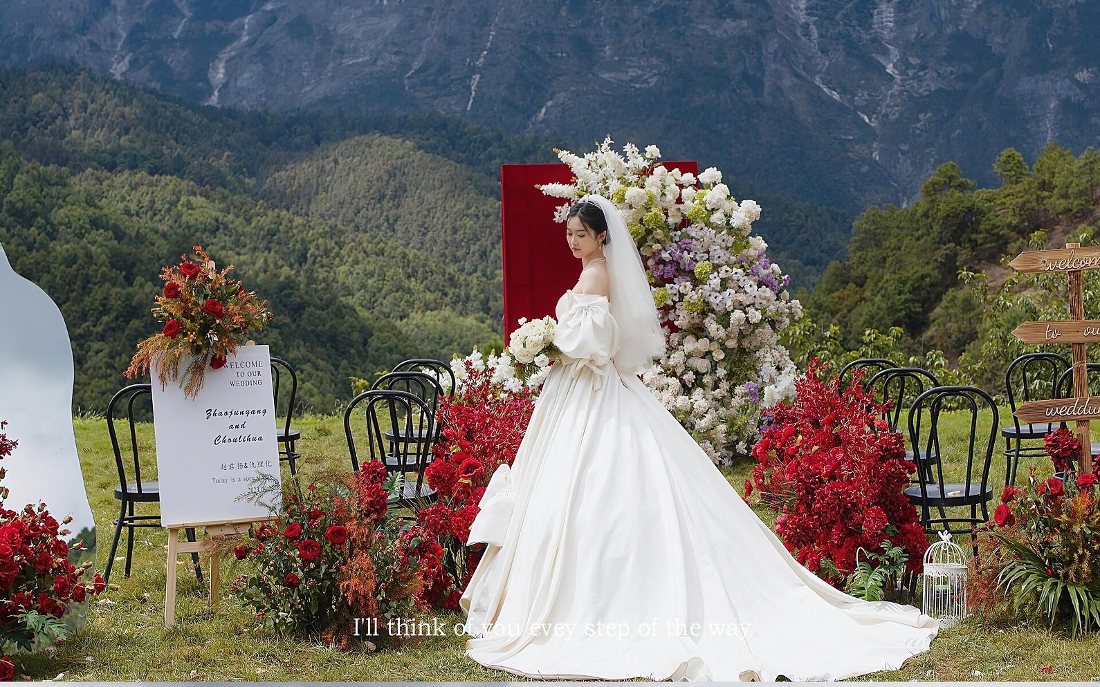 紅蔓白花間，情定雪山下的草坪婚禮