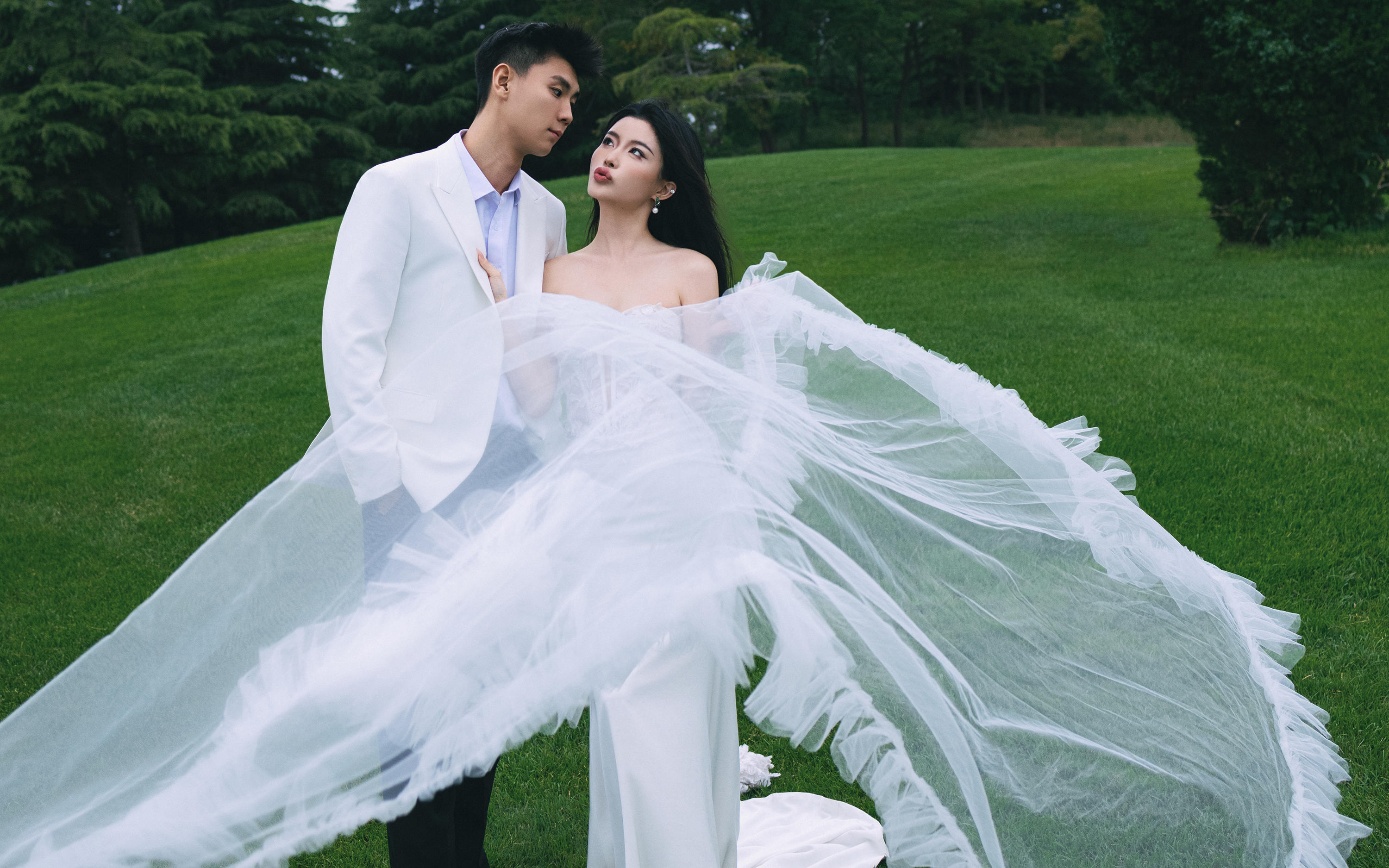 客片.誰懂?。∨牡轿蚁矚g的草坪婚紗照?? 