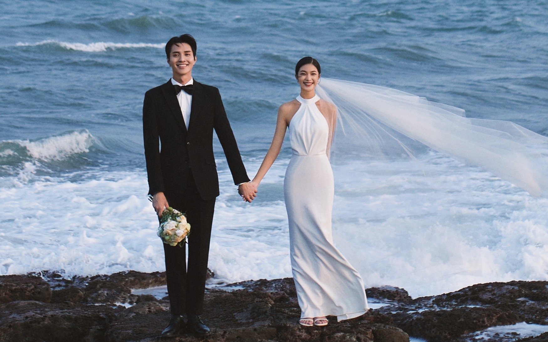 老公选的海边礁石婚纱照！