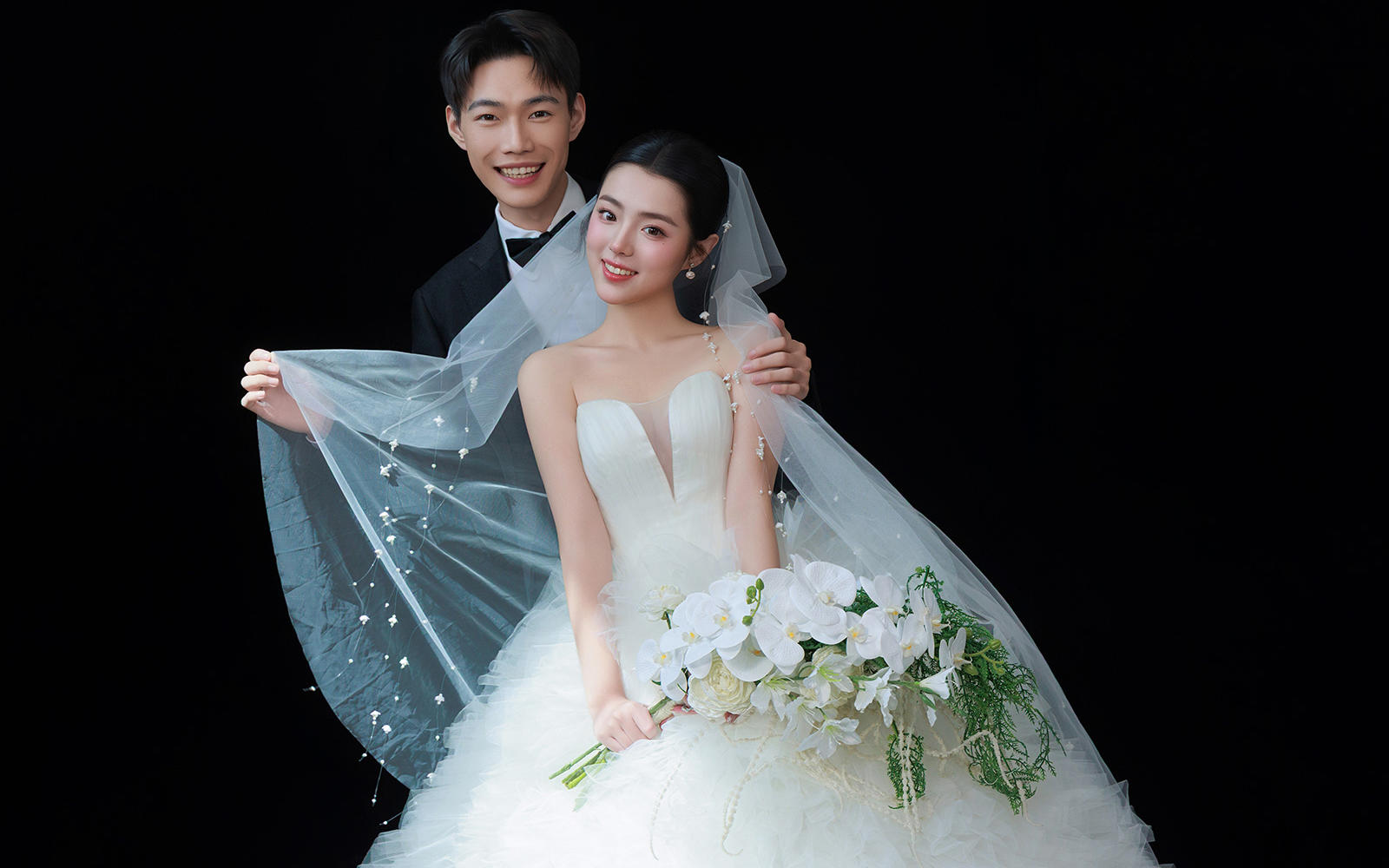 简约大气的黑底主纱婚纱照✔谁拍谁好看