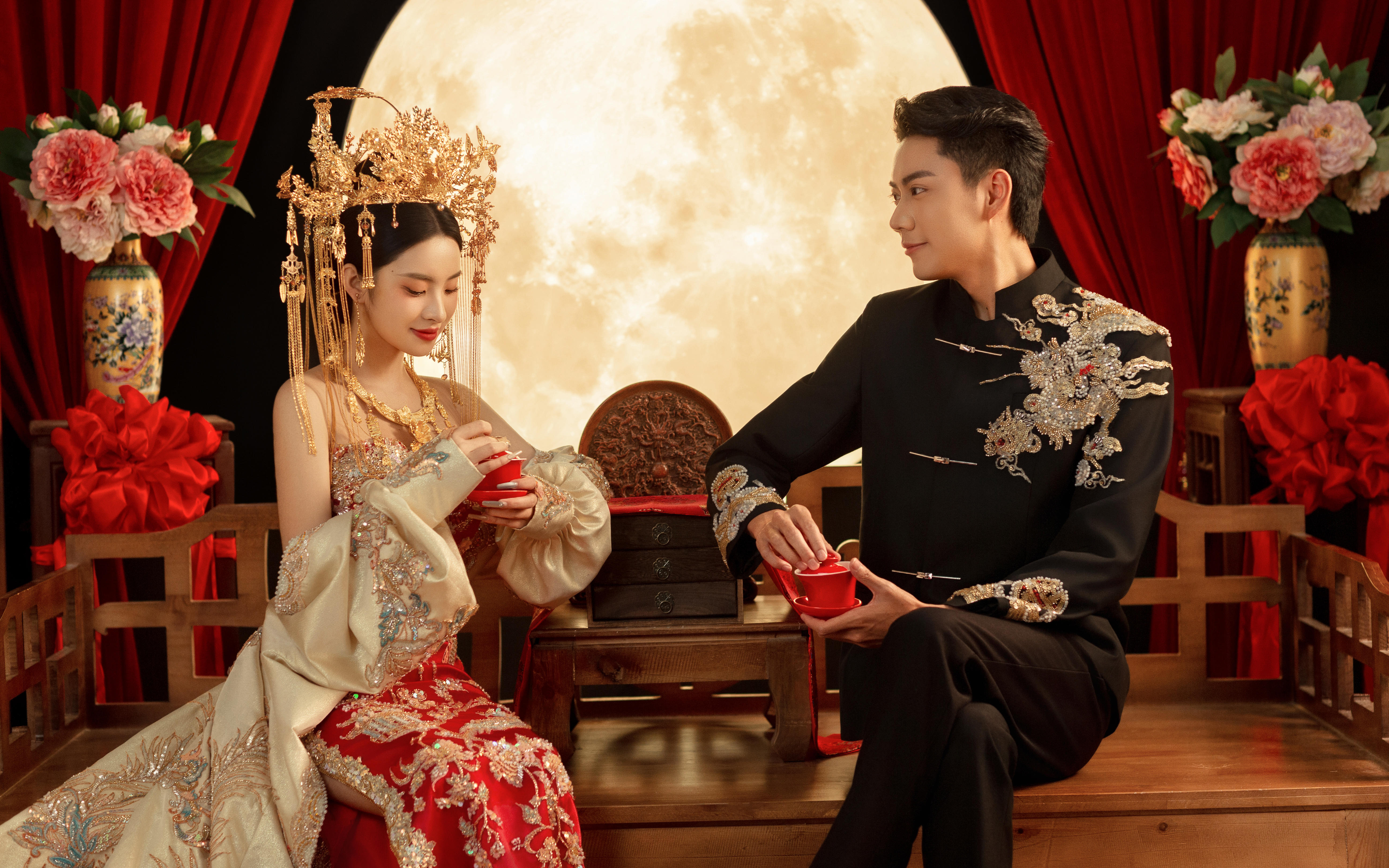 金雀鳳冠富貴迷人眼?南洋新中式婚紗照