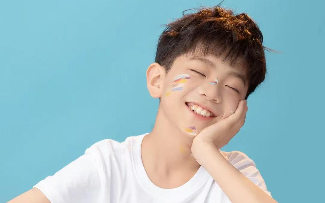簡約白t油彩寶寶照