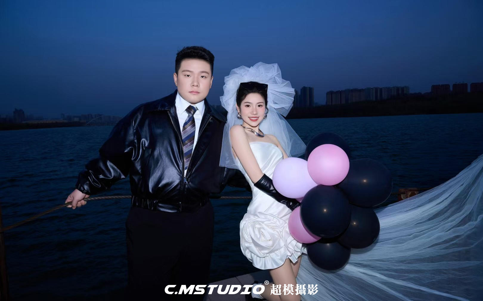 把 “街頭浪漫” 焊進婚紗照！超模攝影玩明白了?
