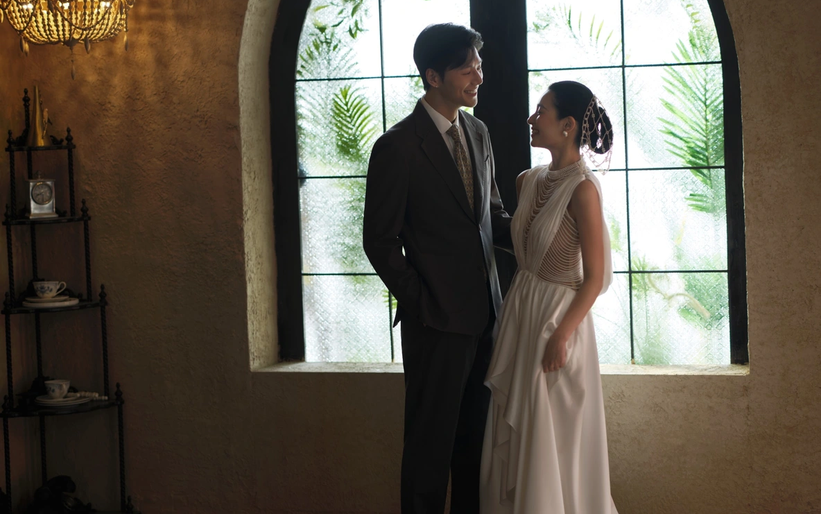 浪漫古典风：新人在古堡中的唯美婚纱照