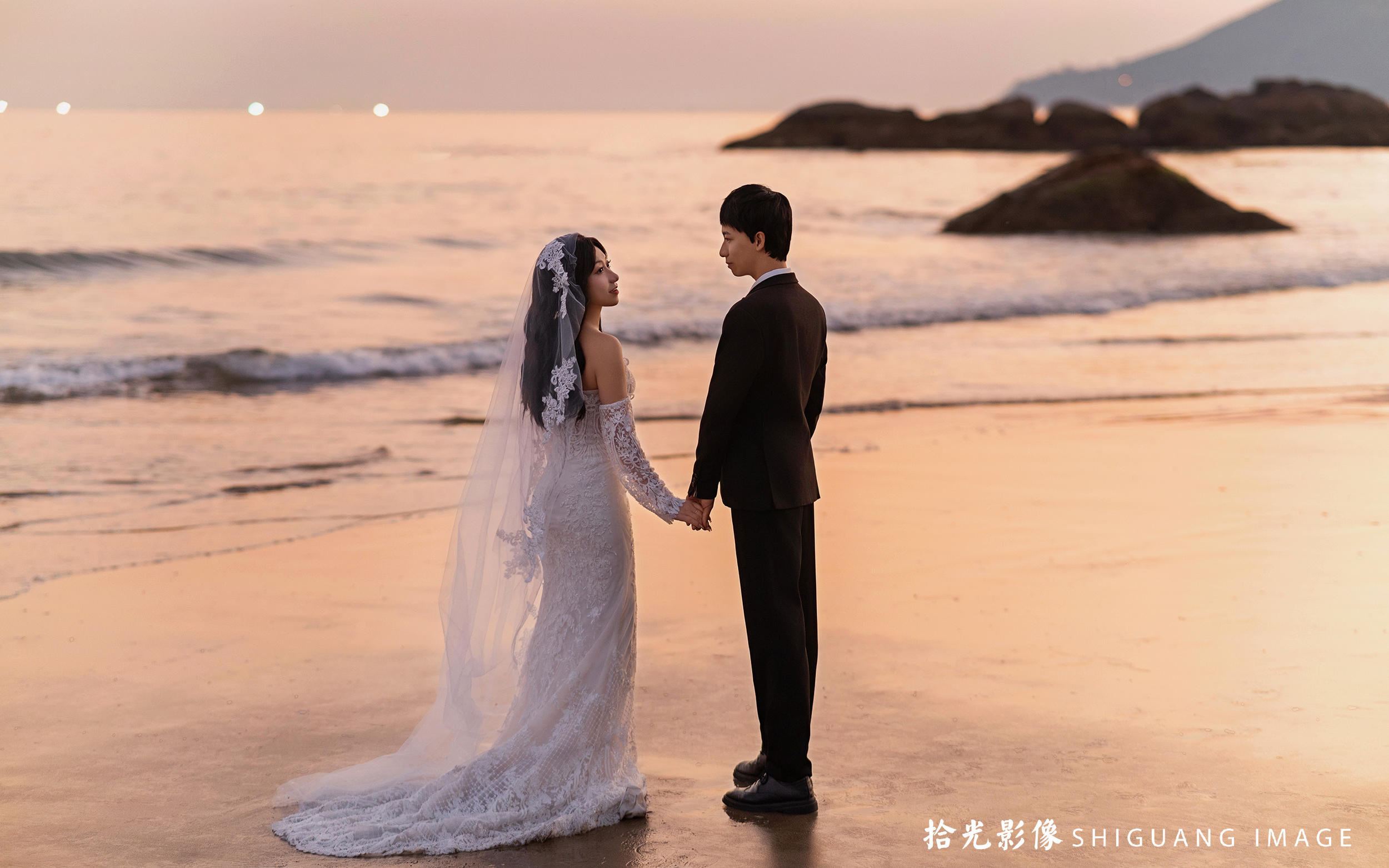 玫瑰藏于盛夏，愛意緘默于吻??海邊婚紗照