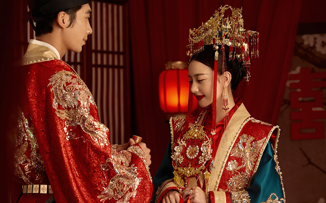 将传统宋制汉服的红配绿运用到婚纱照里，来看效果
