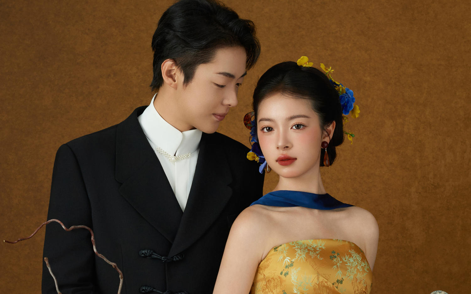 藍(lán)黃撞色｜????不一樣的新中式婚紗照
