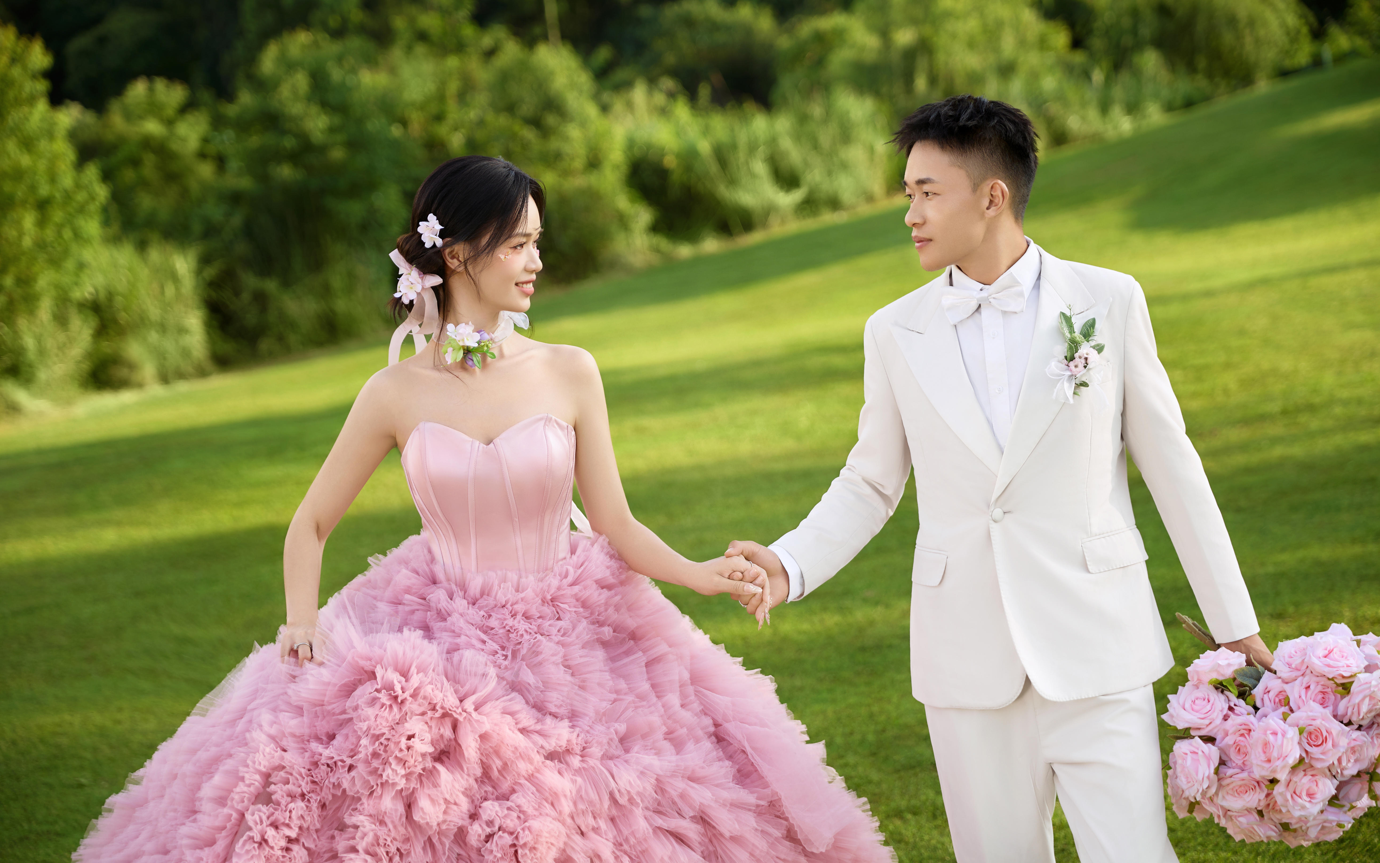 粉粉嫩嫩的草坪婚纱照～太甜啦🌸