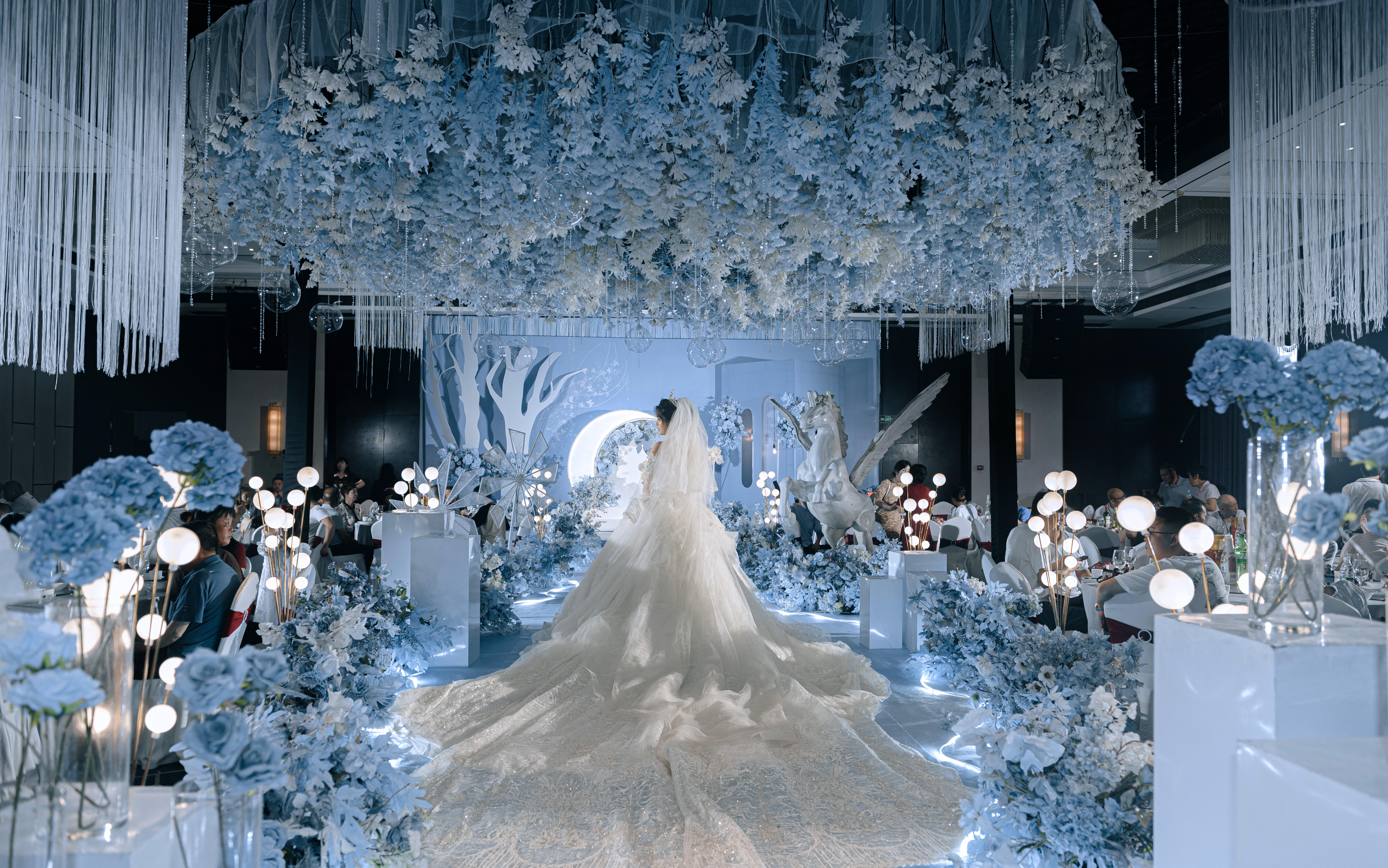 雾霾蓝主题婚礼丨一场浪漫的蓝色婚礼，清透感拉满
