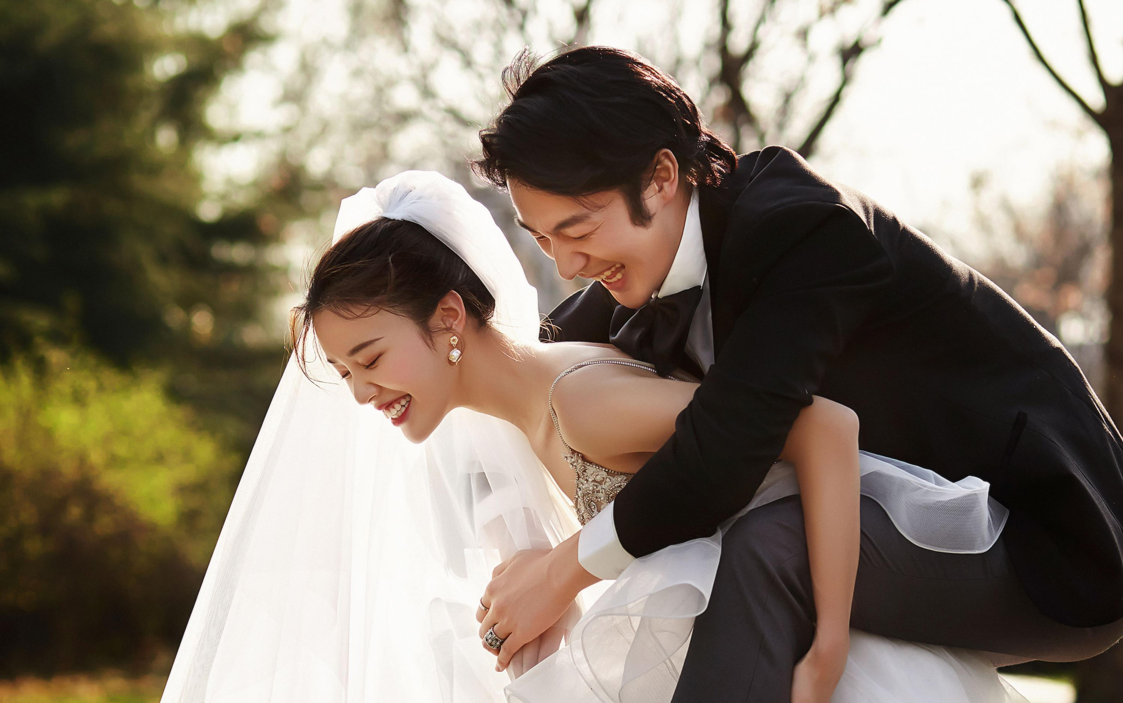 爆火??的森系草坪婚紗照