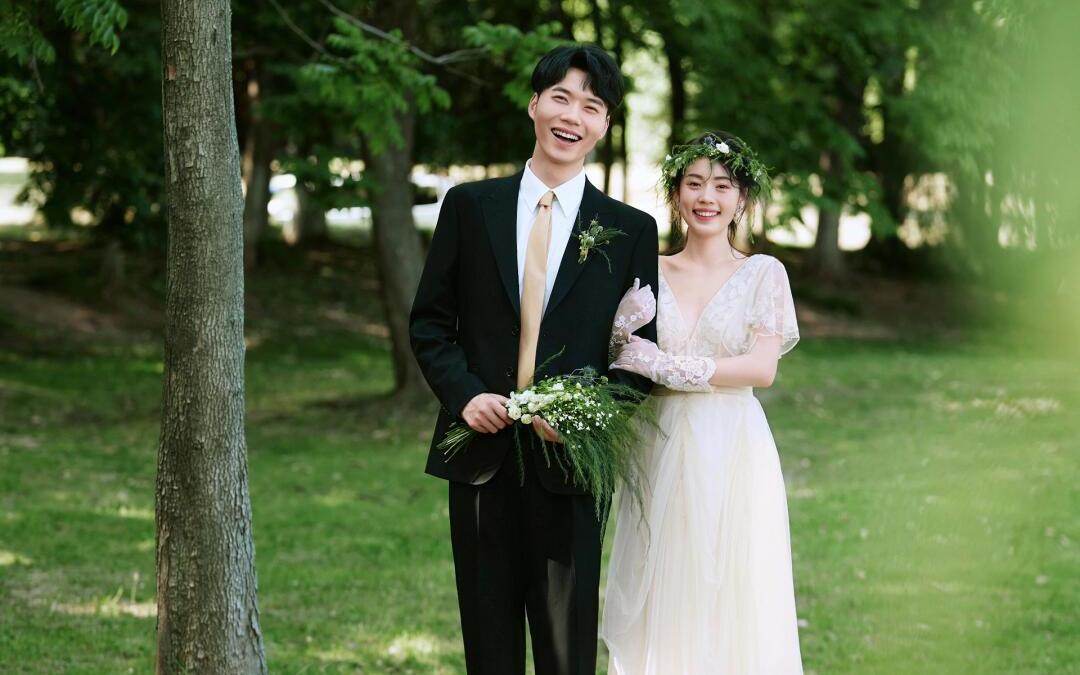 甜妹的本命草坪婚紗照~夏日必拍嘎嘎甜！