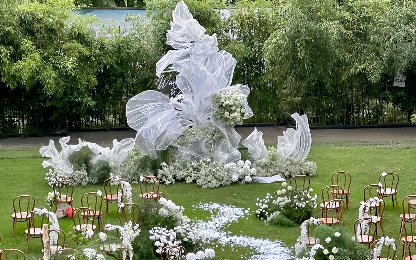 欧根纱满天星创意草坪婚礼