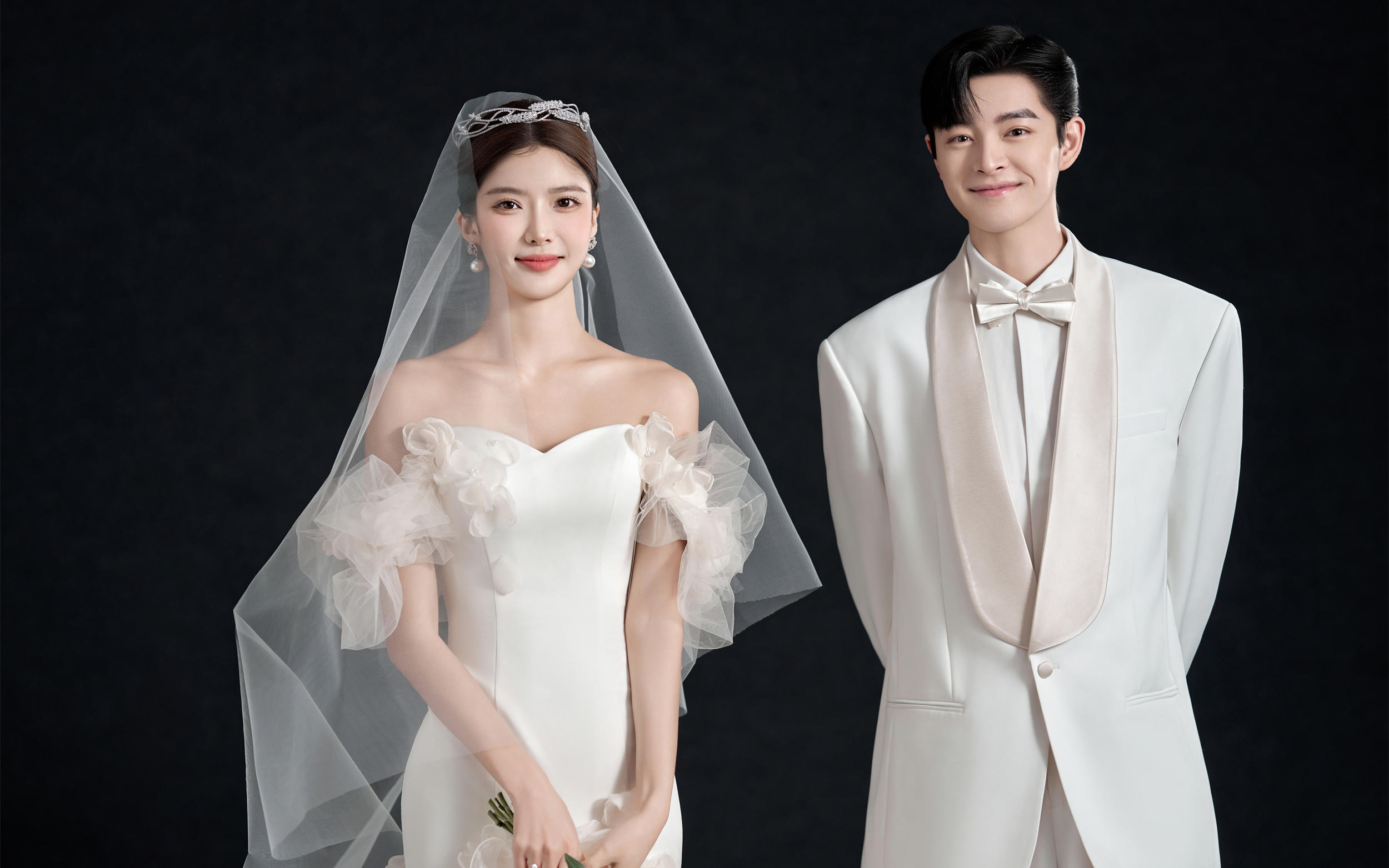 簡約大氣的黑底主紗婚紗照??藏不住的幸福