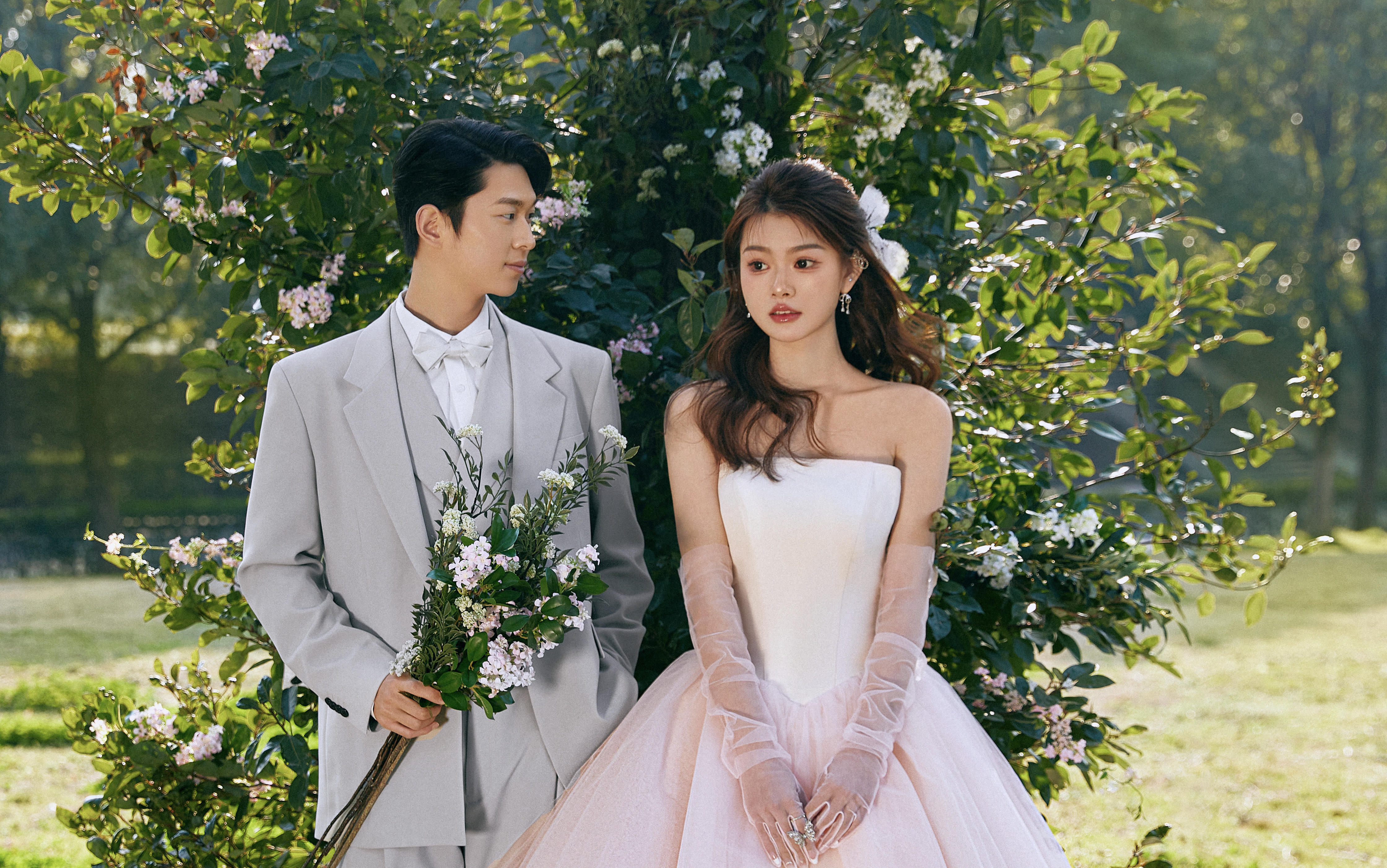 天呐❗️这么梦幻的森系婚纱照到底是谁在拍啊