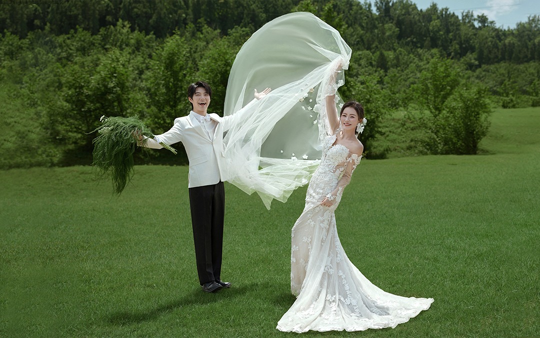 当下年轻人很喜欢的一路生花草坪婚纱照，真的超美