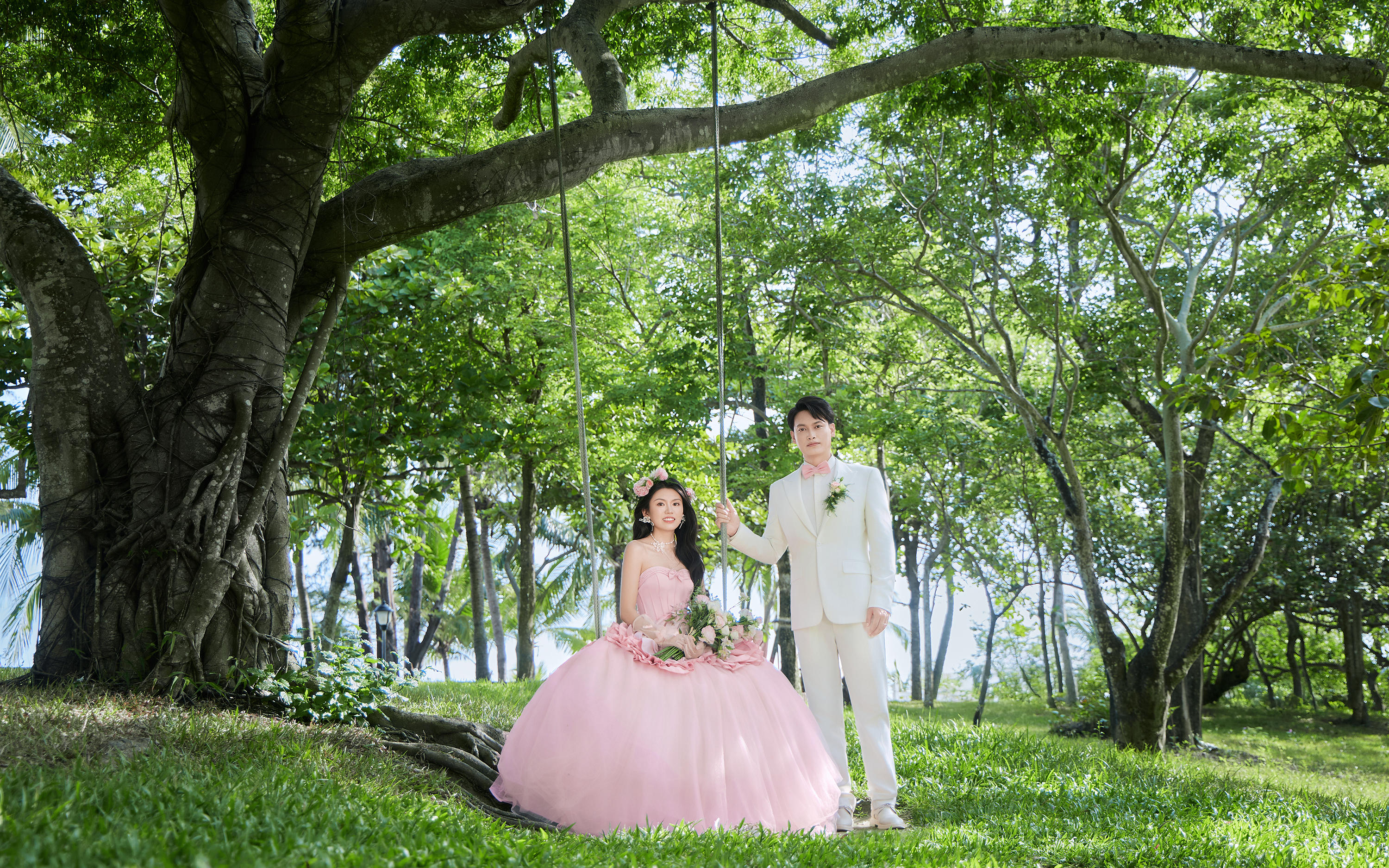 三亚旅拍｜在翡翠草坪与玻璃海间私奔