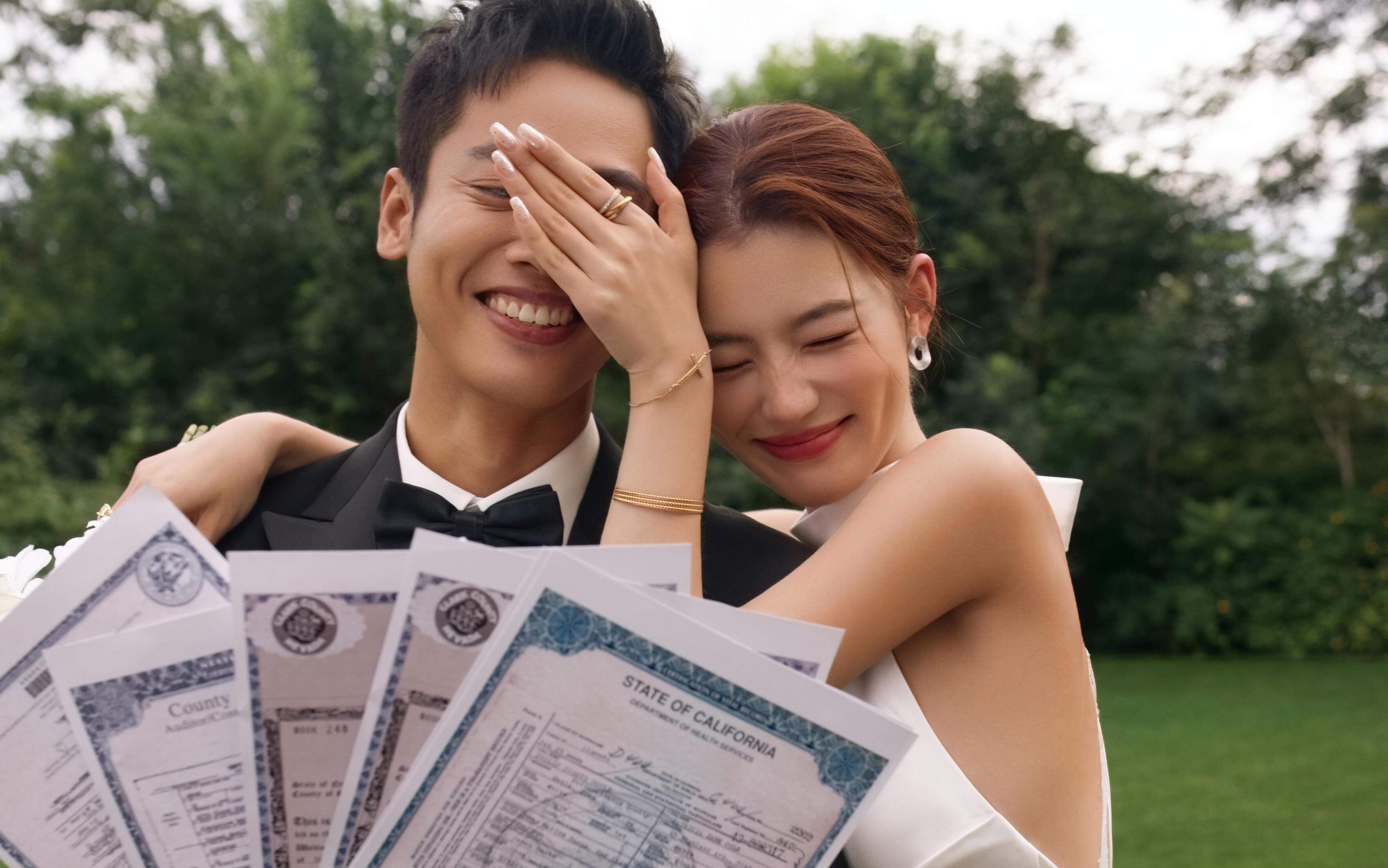 把婚纱照搬进春天里，草坪和白纱太配了