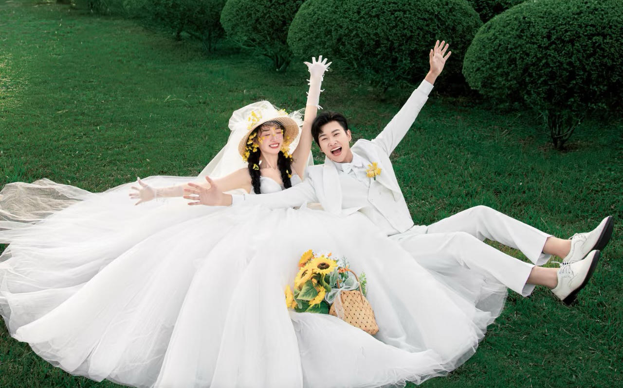 【优格】高调示爱！爱上草坪婚纱照明媚的生命力