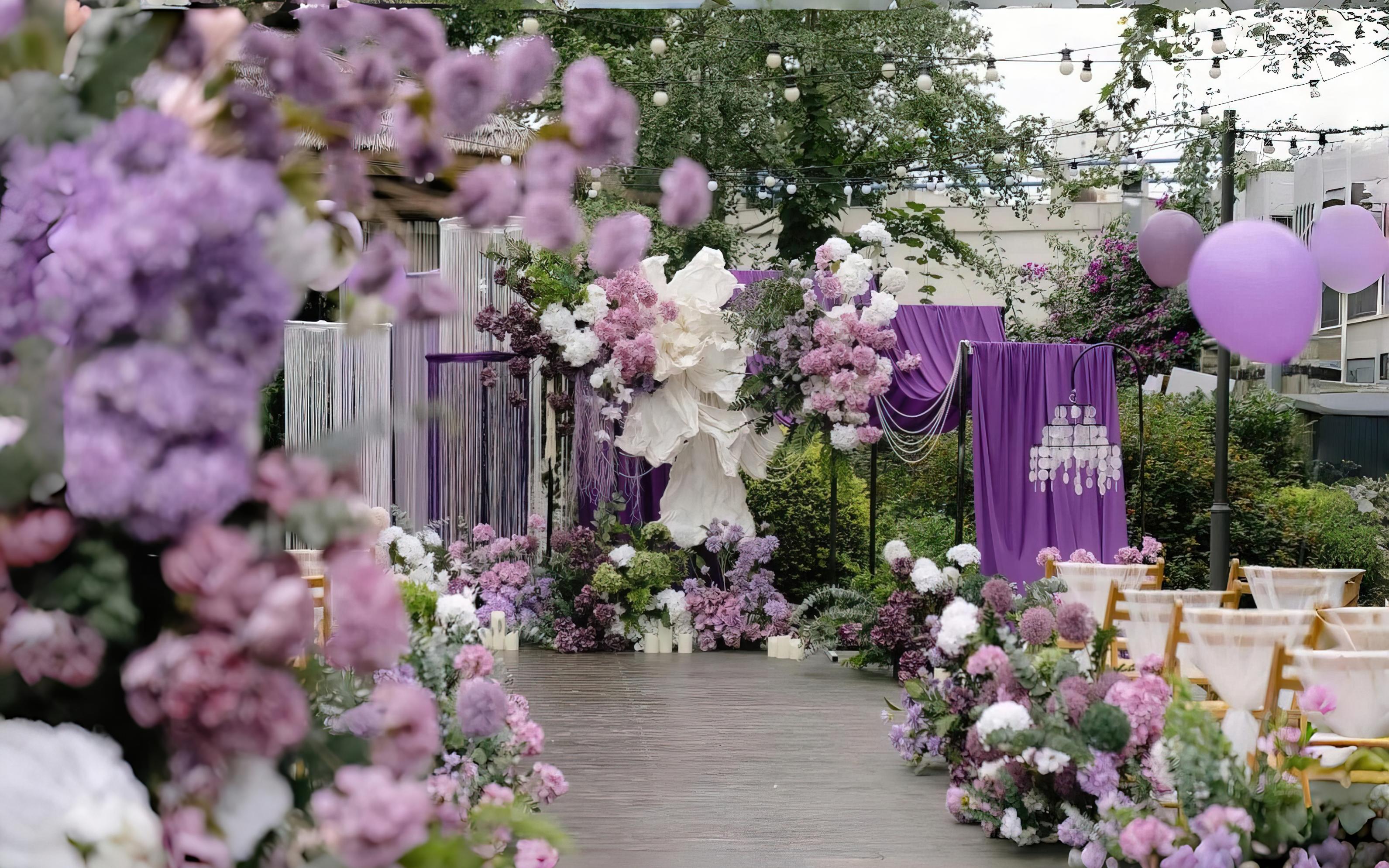 以紫色花卉为基调的户外婚庆全流程服务