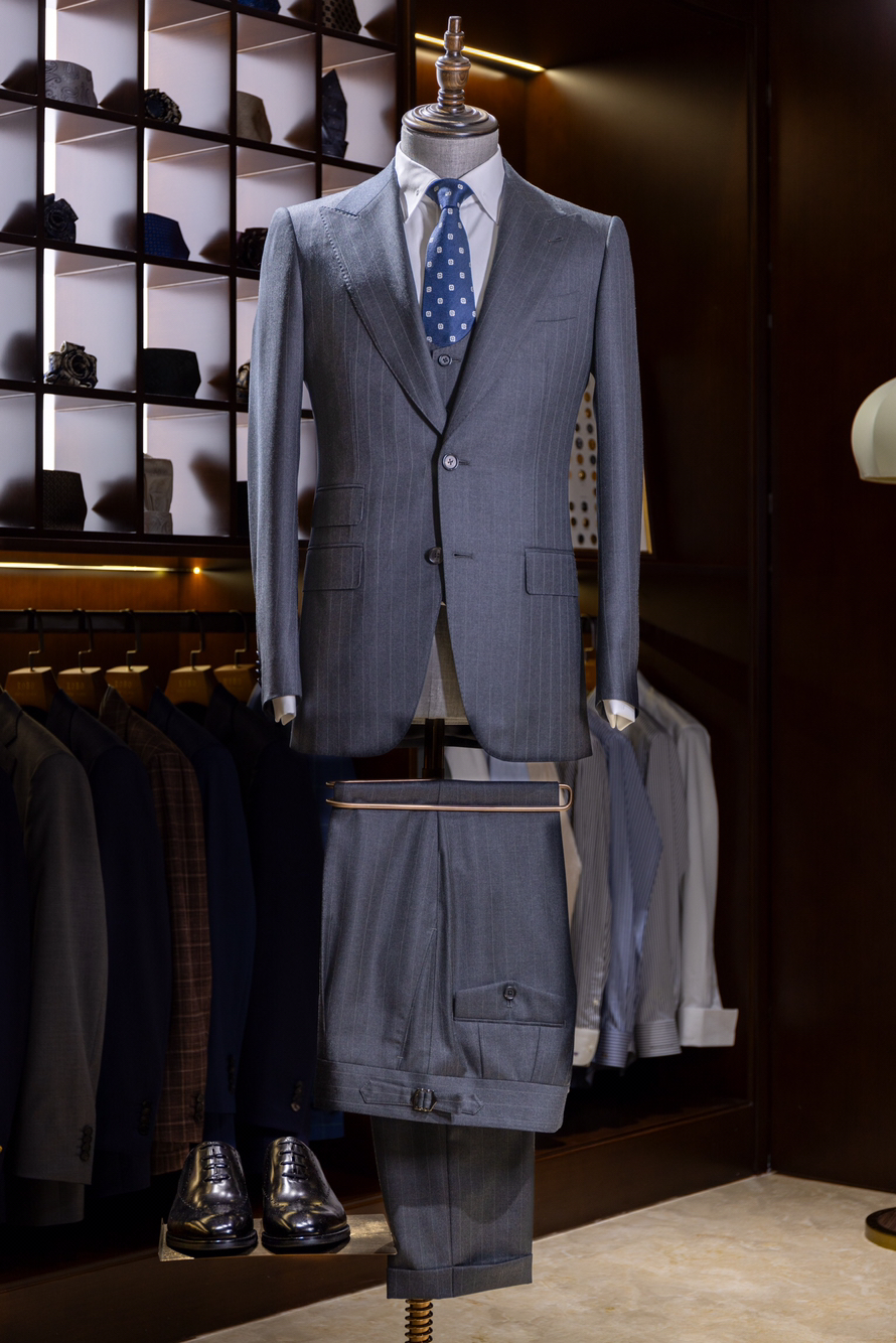 灰色戧駁領(lǐng)條紋套裝