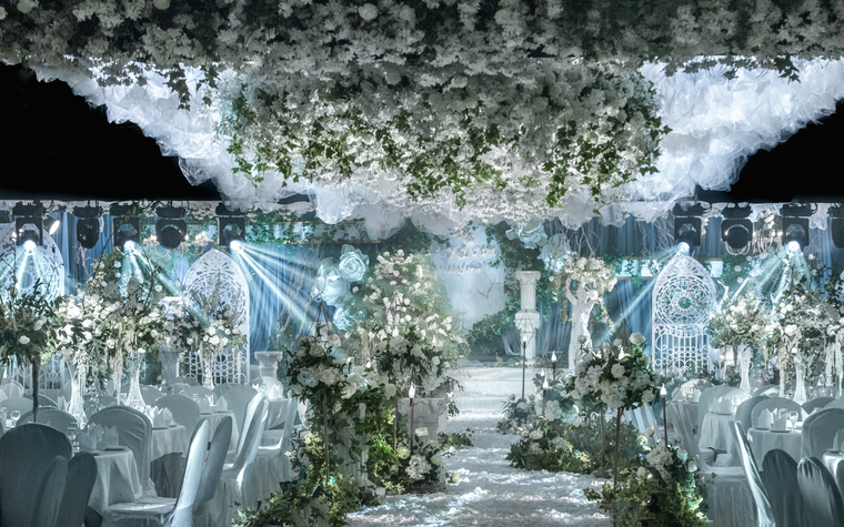 用十七年建造一座花园，  再藏一朵玫瑰在心间。